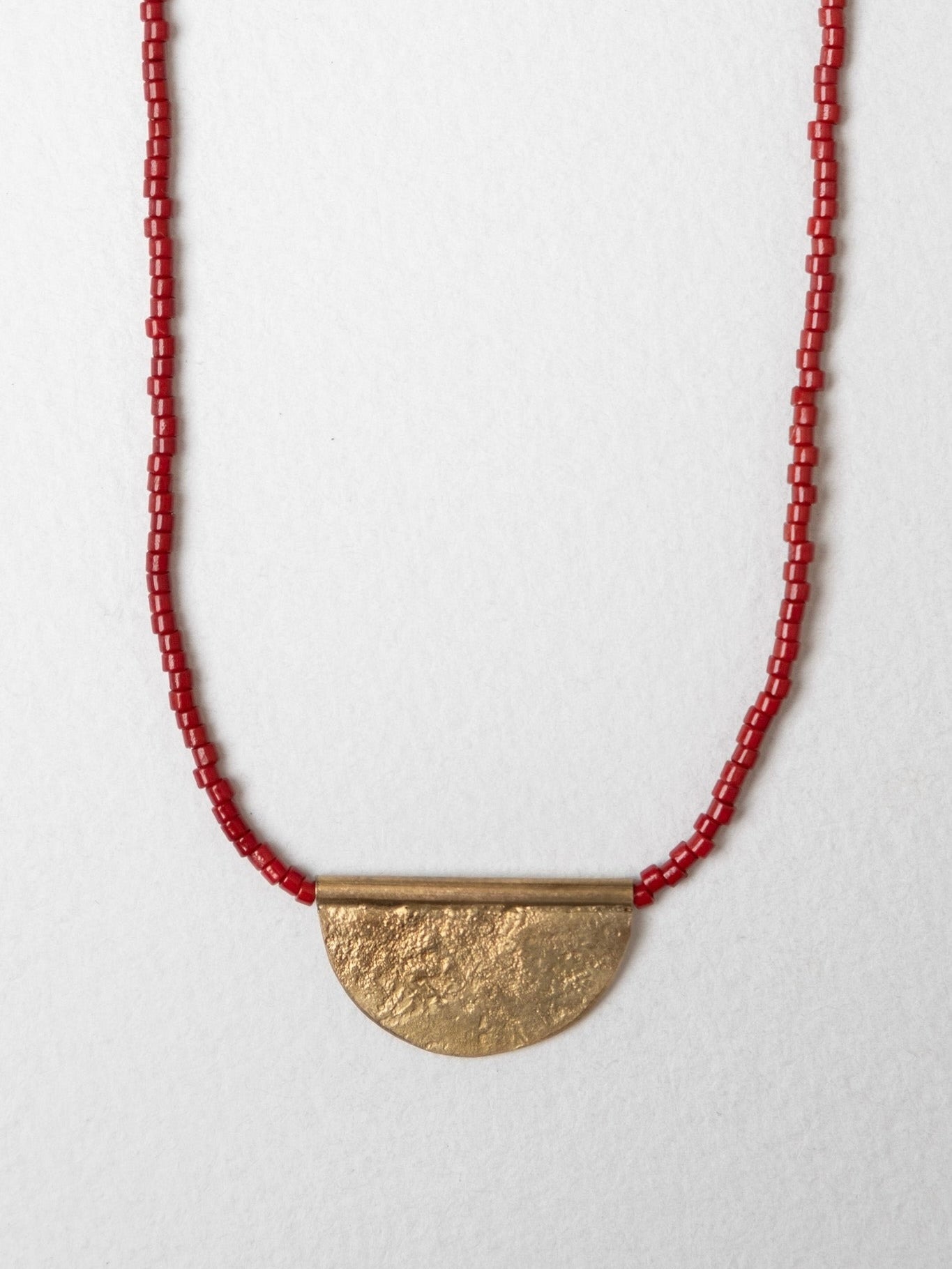 赤い三日月ペンダントネックレス