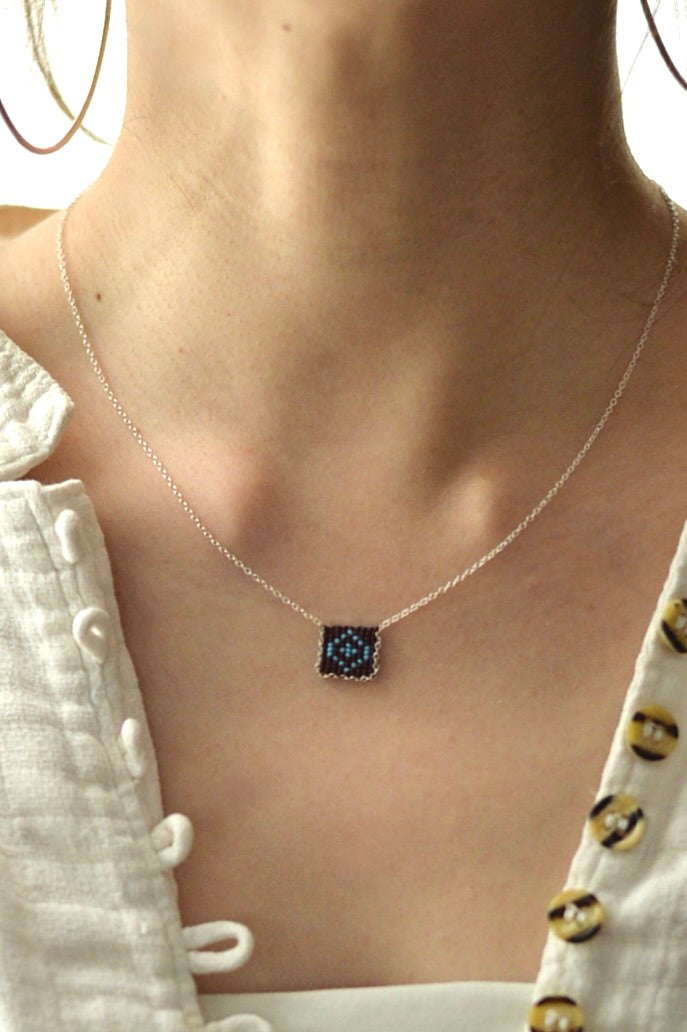 ビーズ刺繍 シルバー ネックレス