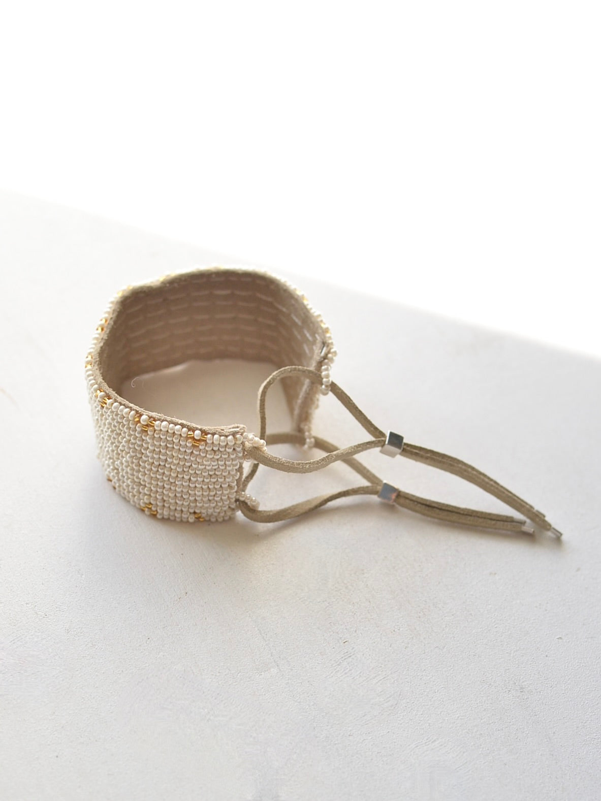 ビーズ レザーブレスレット ドットトライアングル Black & Pearl White