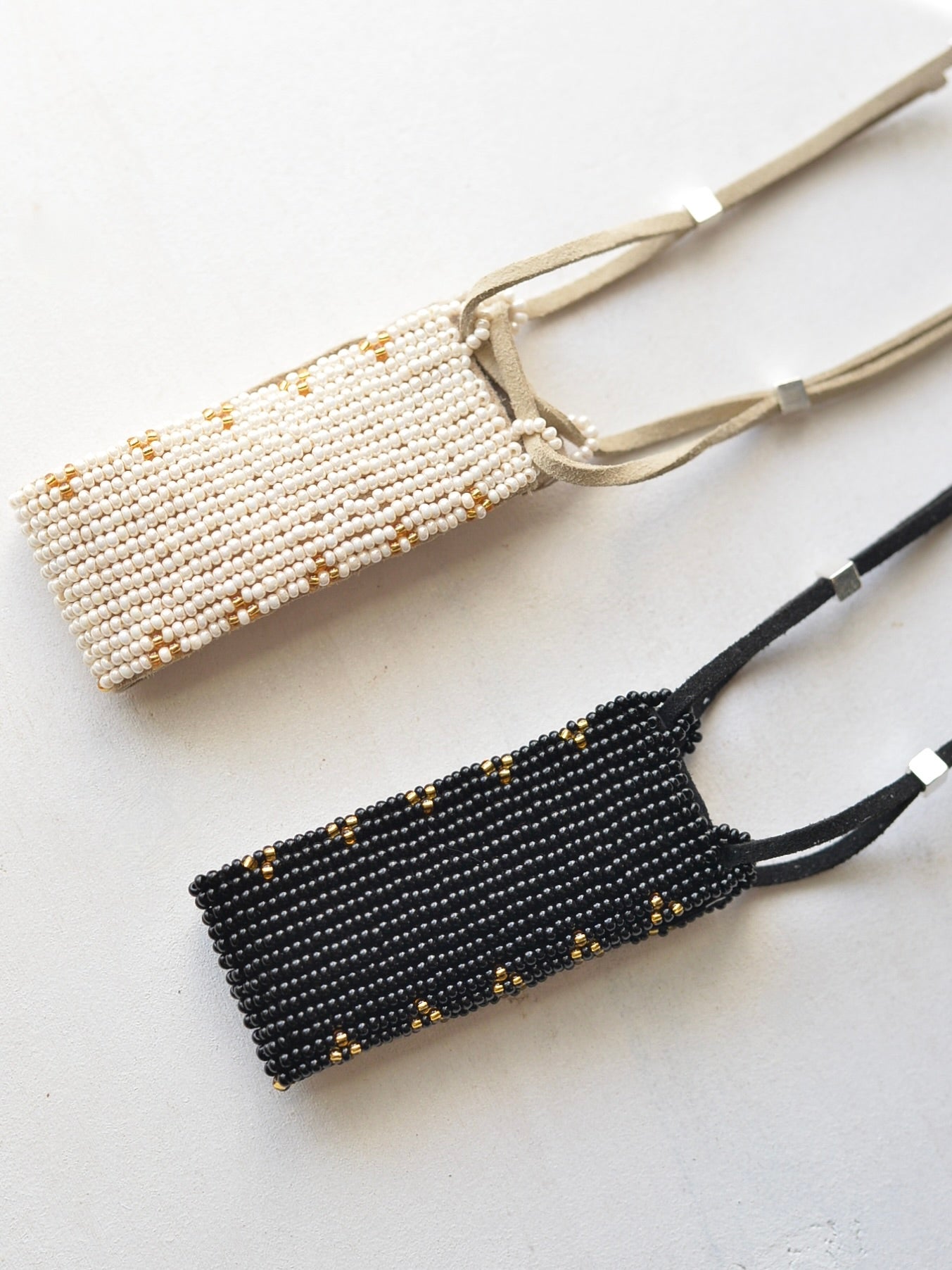 ビーズ レザーブレスレット ドットトライアングル Black & Pearl White