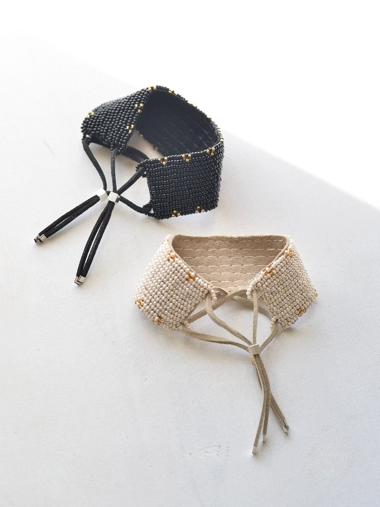 ビーズ レザーブレスレット ドットトライアングル Black & Pearl White