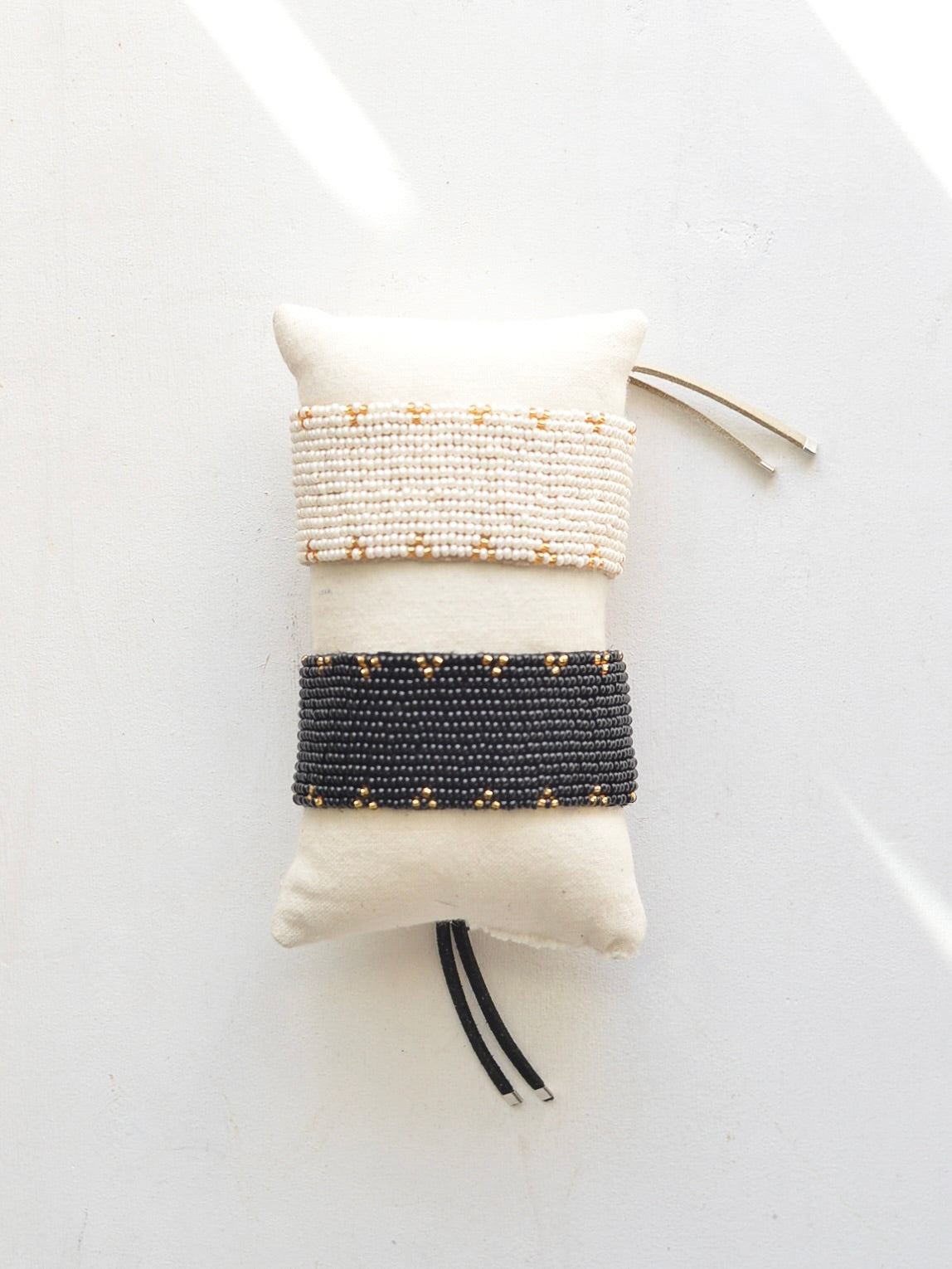 ビーズ レザーブレスレット ドットトライアングル Black & Pearl White