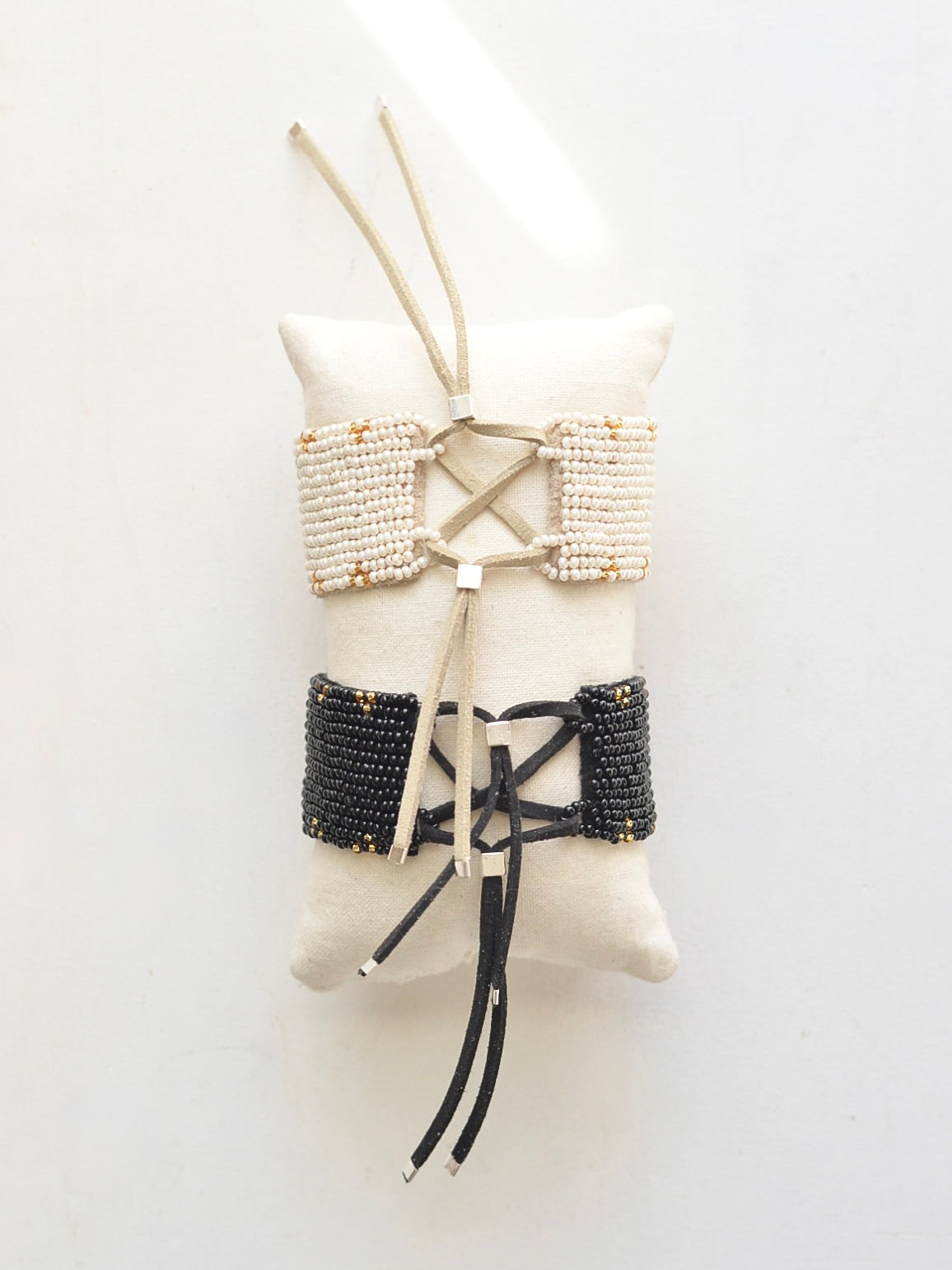 ビーズ レザーブレスレット ドットトライアングル Black & Pearl White