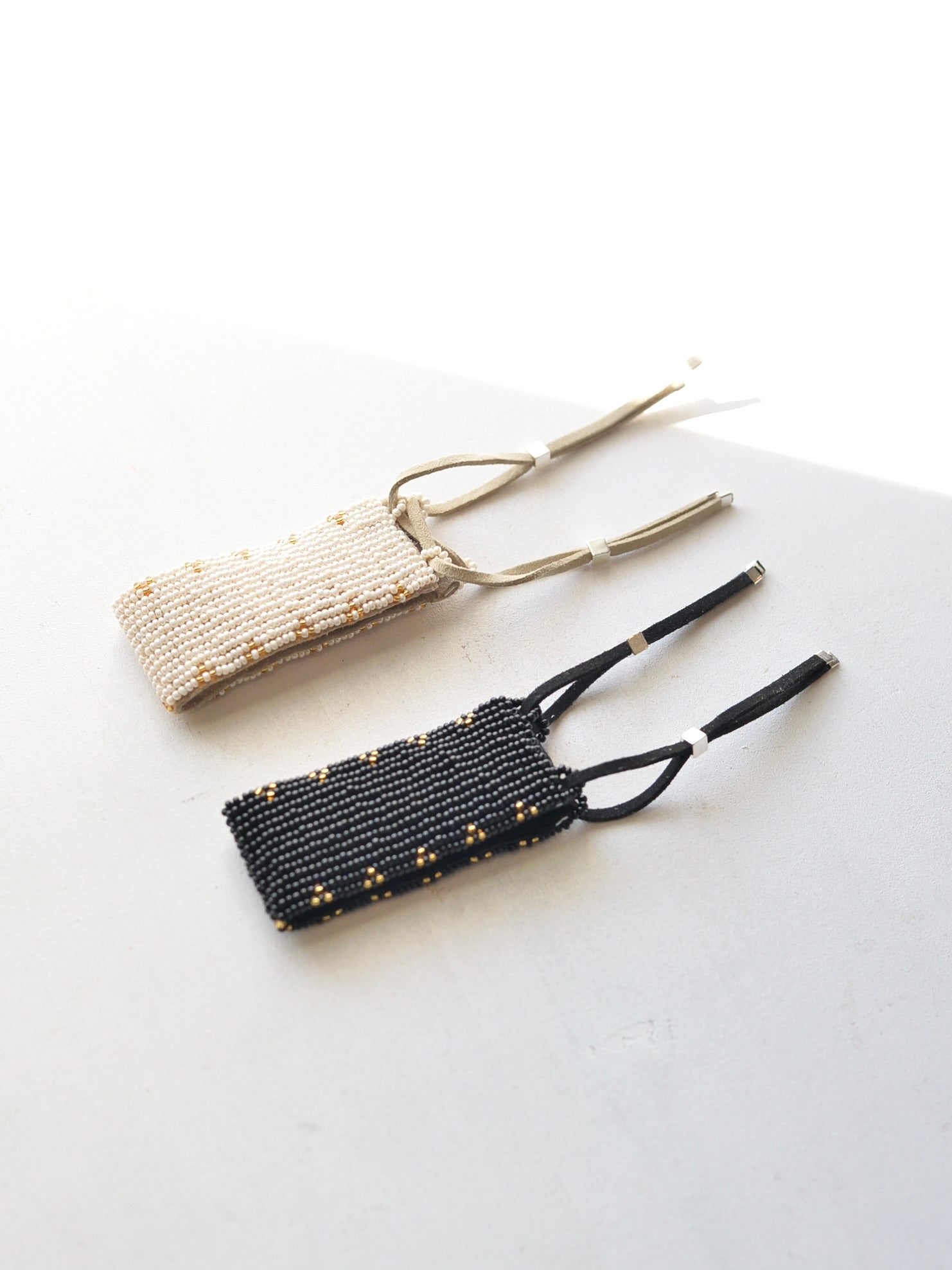 ビーズ レザーブレスレット ドットトライアングル Black & Pearl White