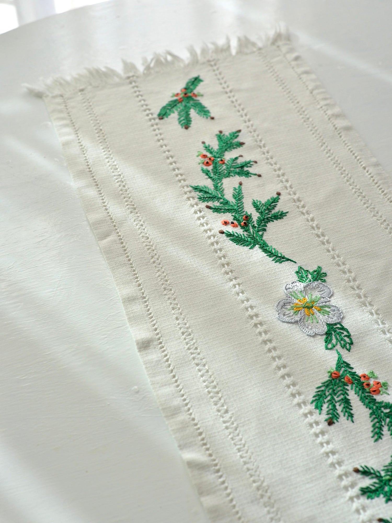 刺繍 透かし模様 テーブルセンター