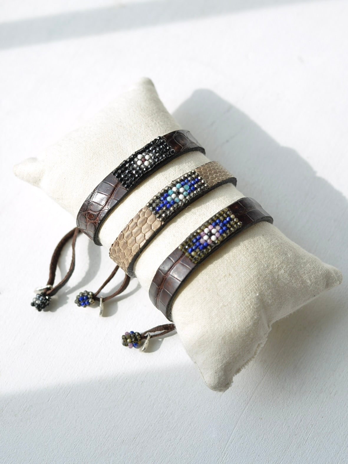 ビーズ刺繍 レザーブレスレット