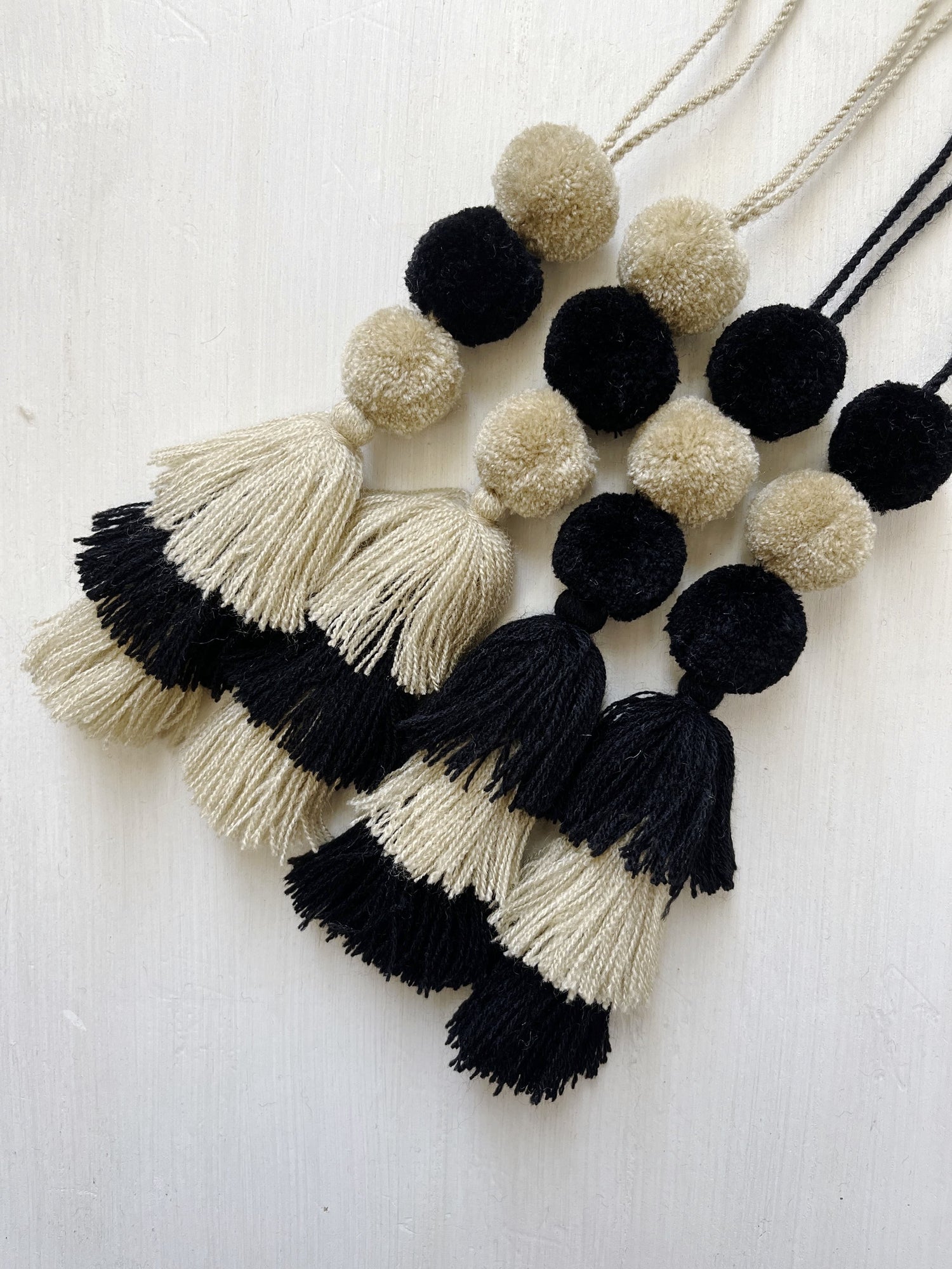 メキシコ ポンポン タッセルチャーム ブラック&ベージュ