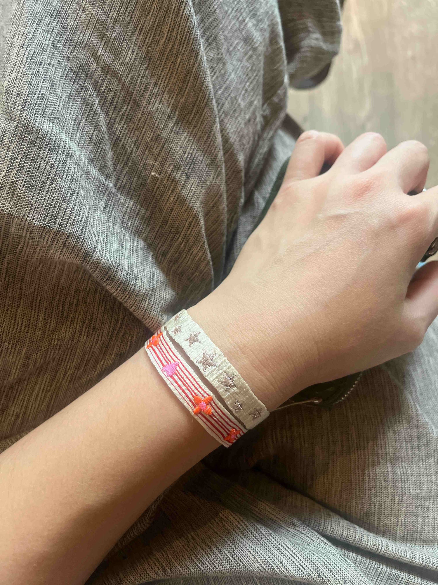 GUANABANA 手織りブレスレット MANTRA BEIGE & RED STRIPES