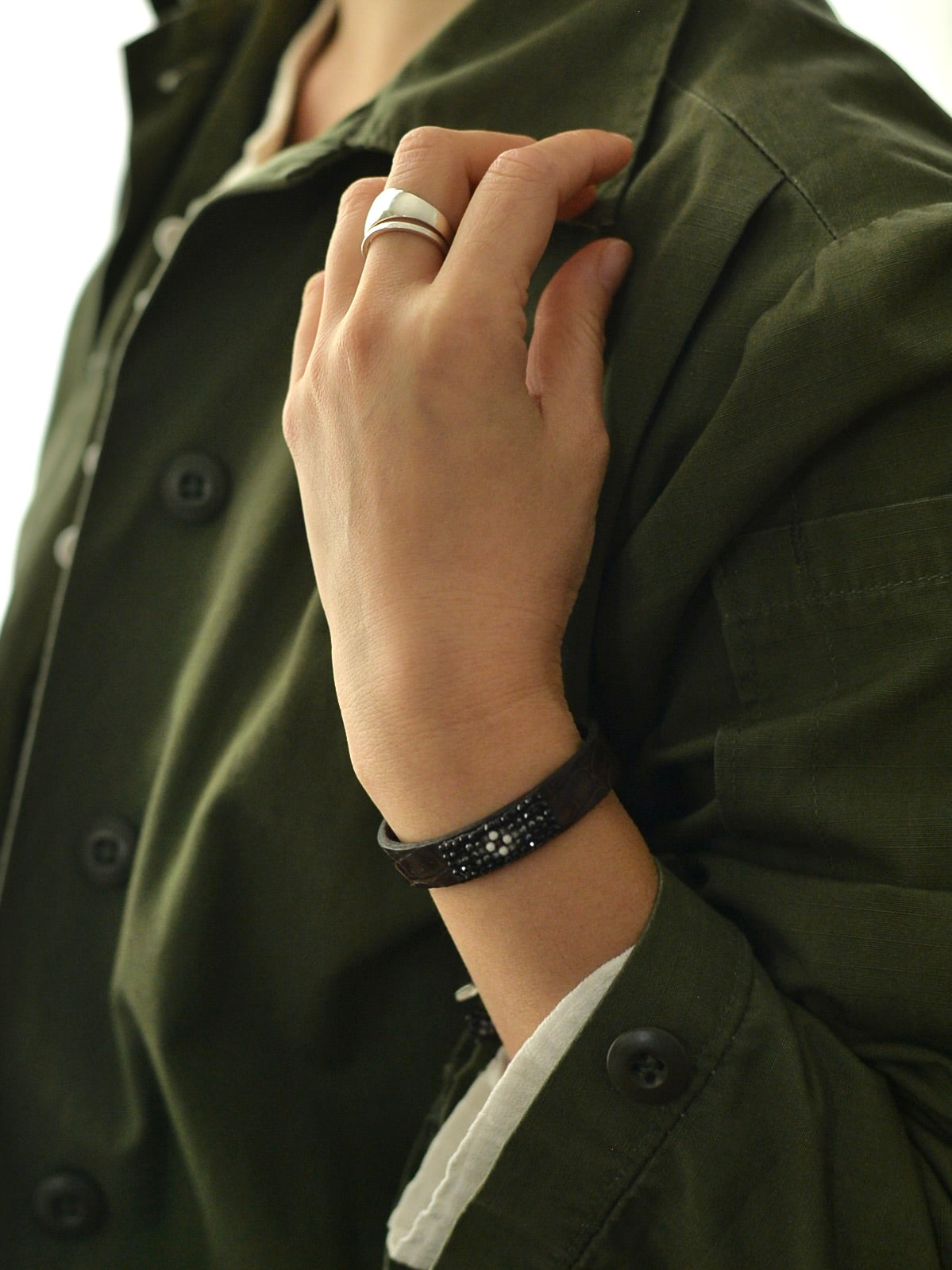 ビーズ刺繍 レザーブレスレット