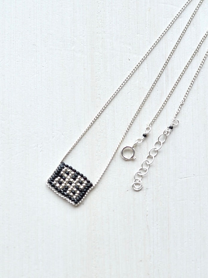 ビーズ刺繍 シルバー ネックレス tapete