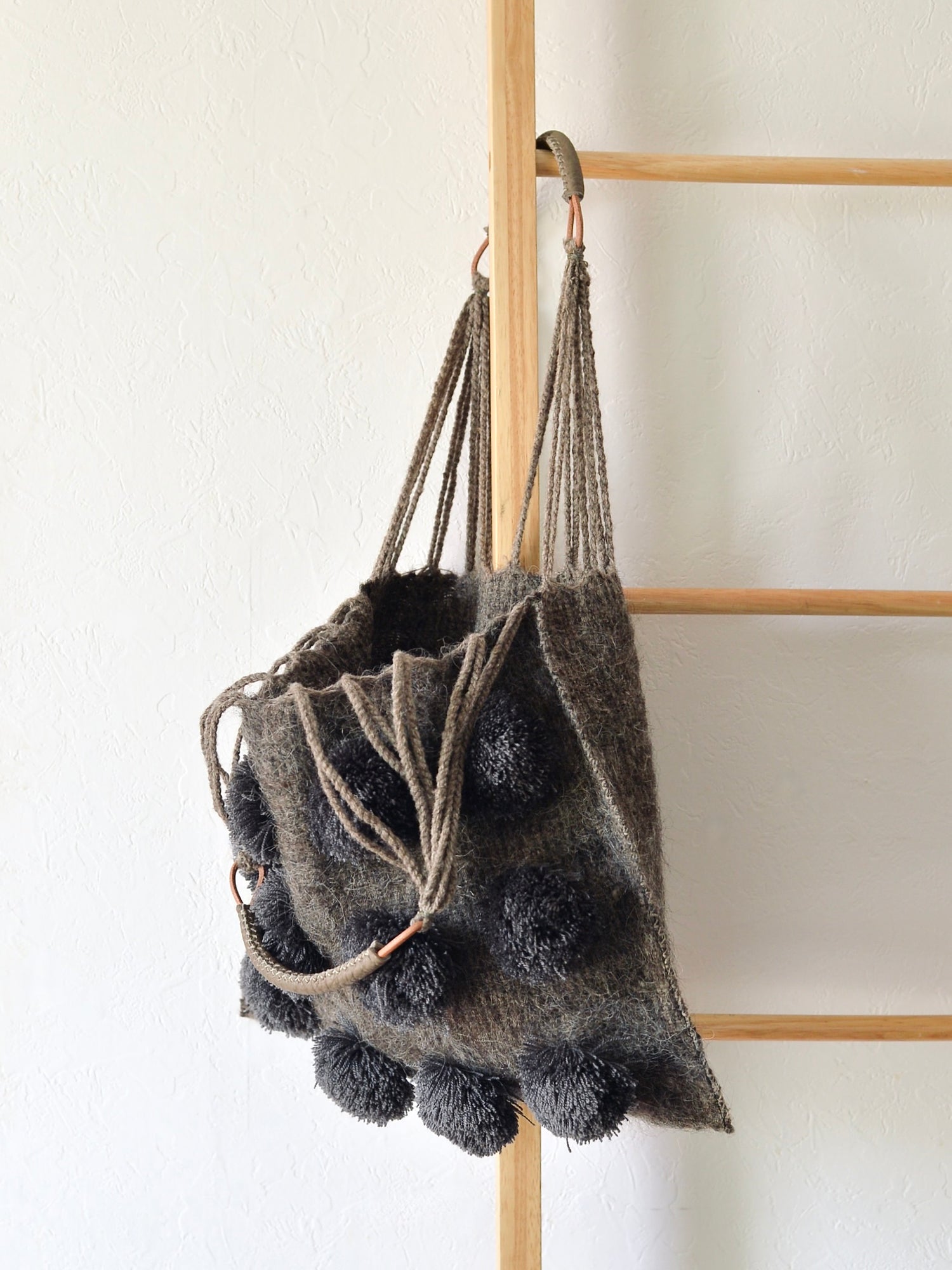メキシコ ウール ハンモックバッグ レザーハンドル ポンポン グレー