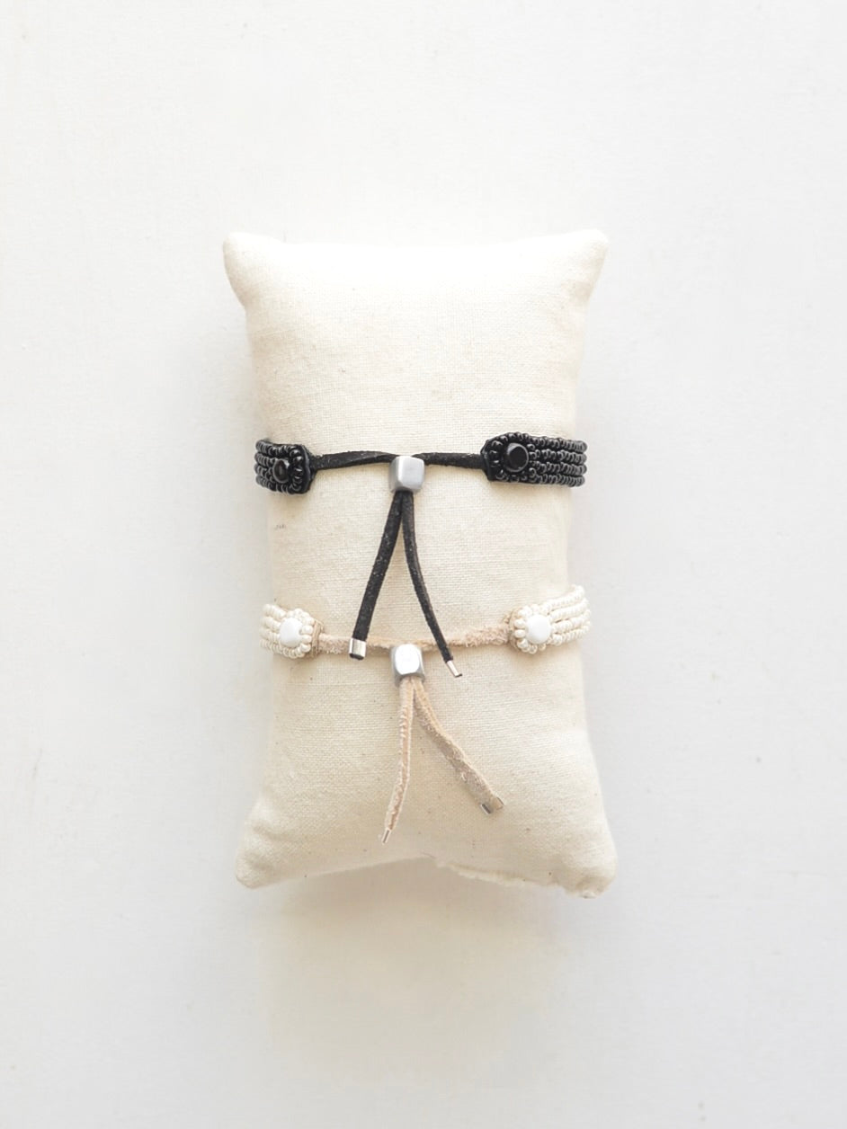 ビーズ レザーブレスレット Black & Pearl White