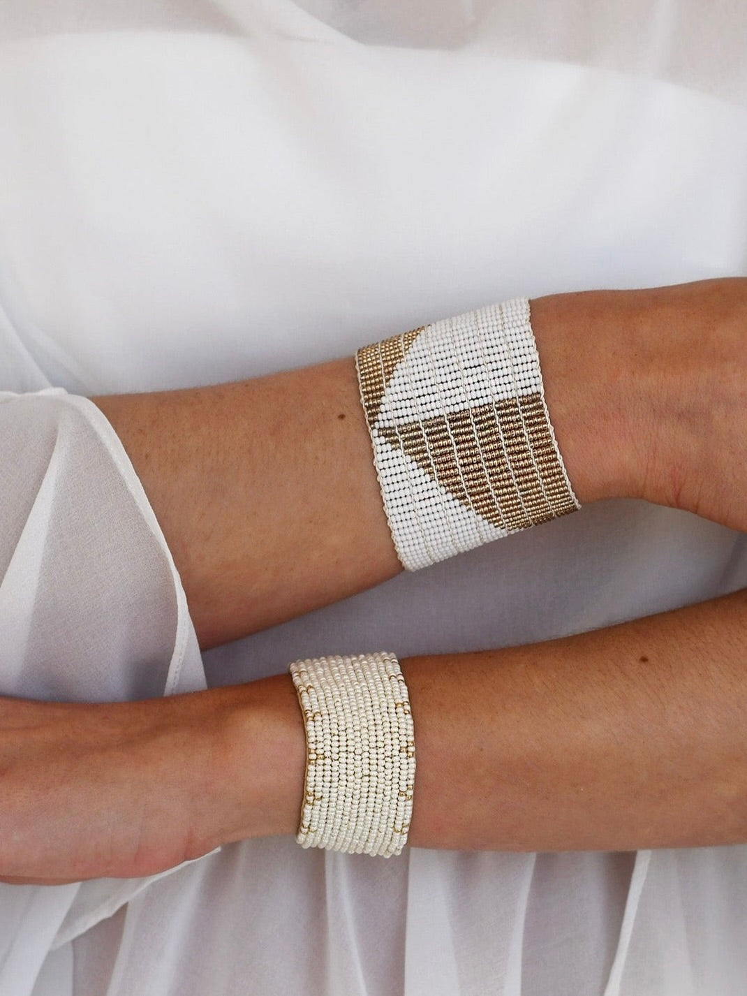 ビーズ レザーブレスレット ドットトライアングル Black & Pearl White