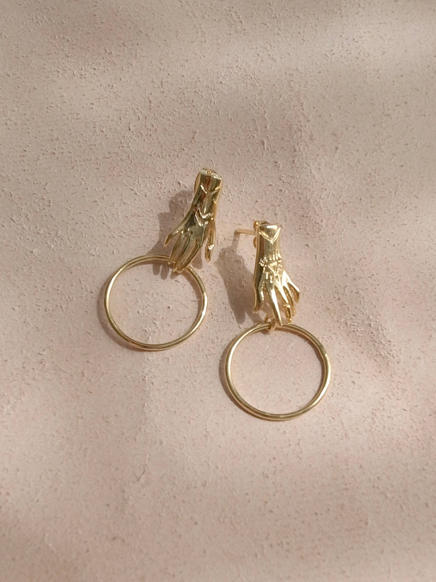 Hand with Hoopピアス Gold