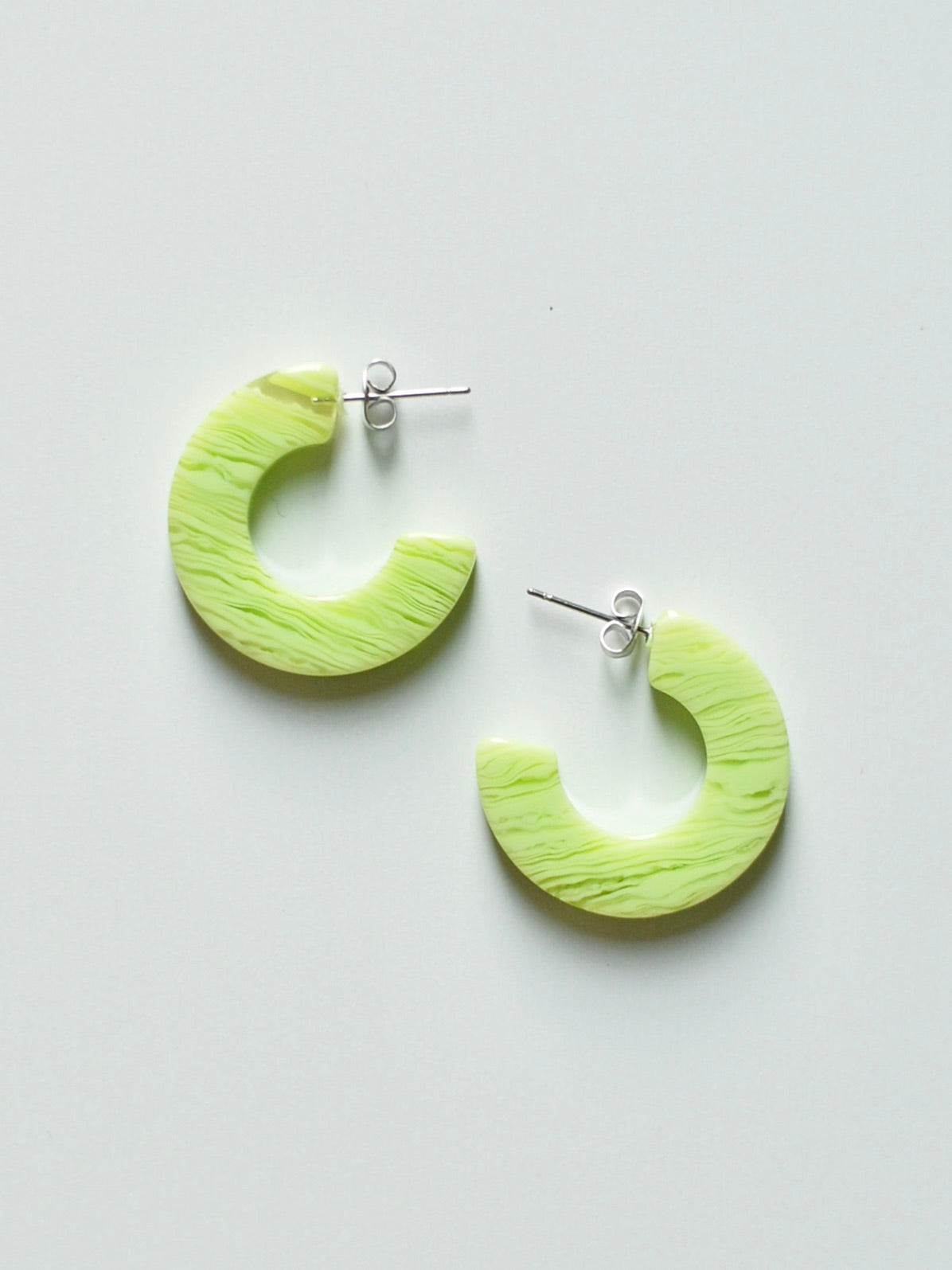 지속 가능한 후프 귀걸이 RAY TIGER GREEN