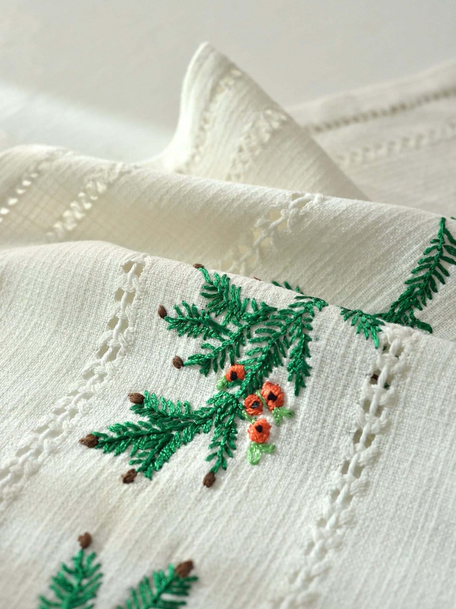 刺繍 透かし模様 テーブルセンター