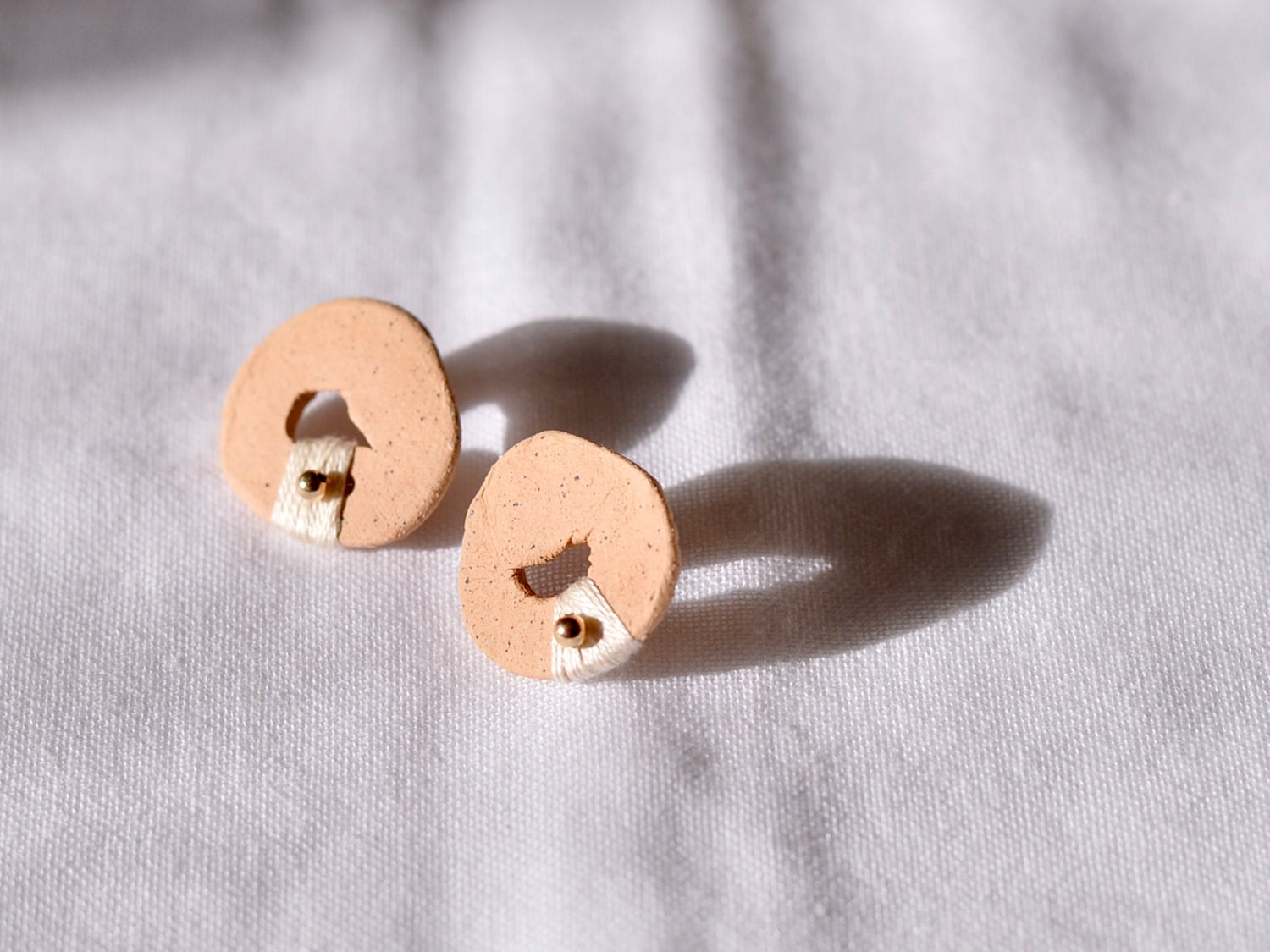 Coco 陶器ピアス white