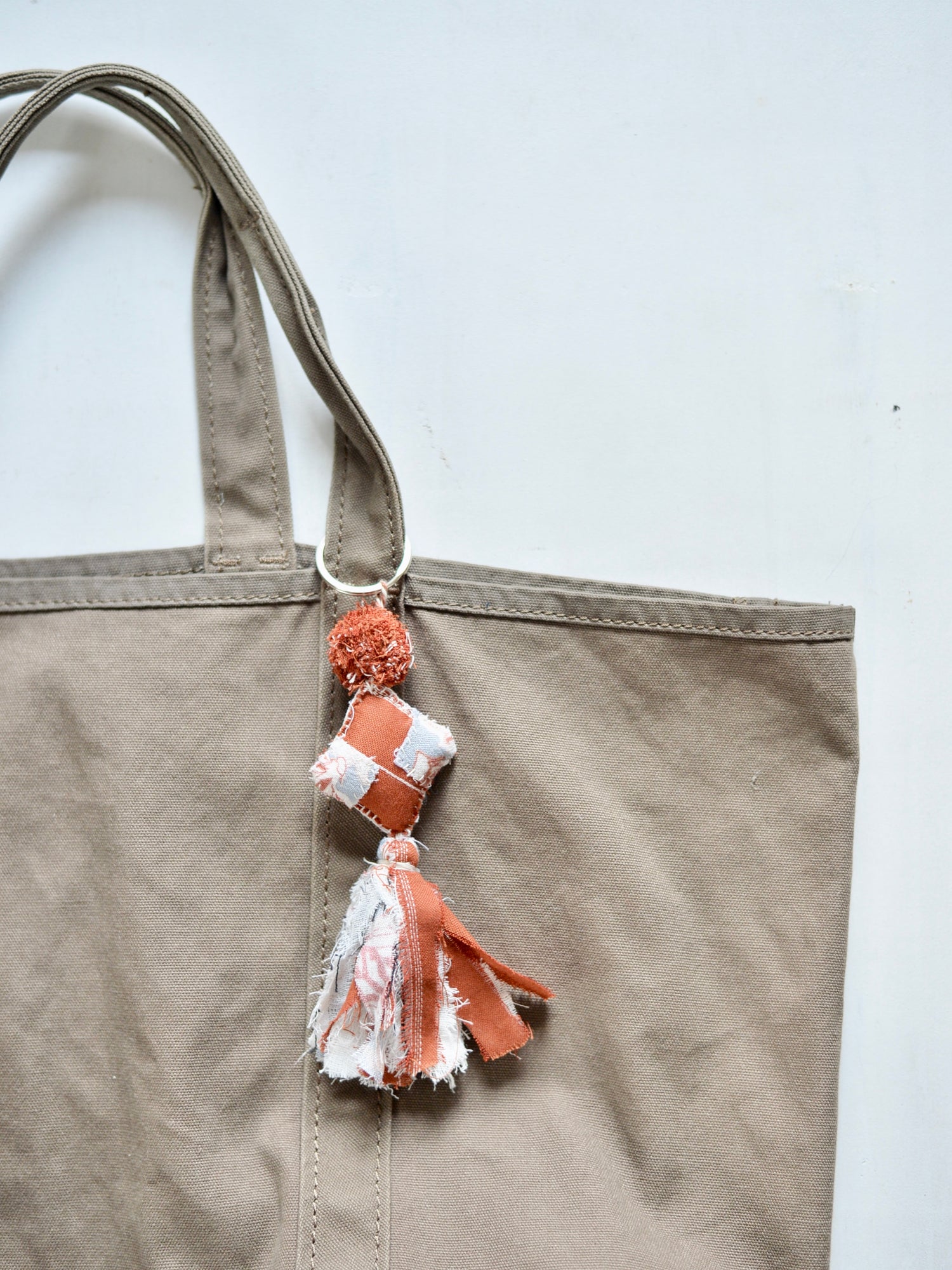 シライワリ アップサイクルキーチャーム