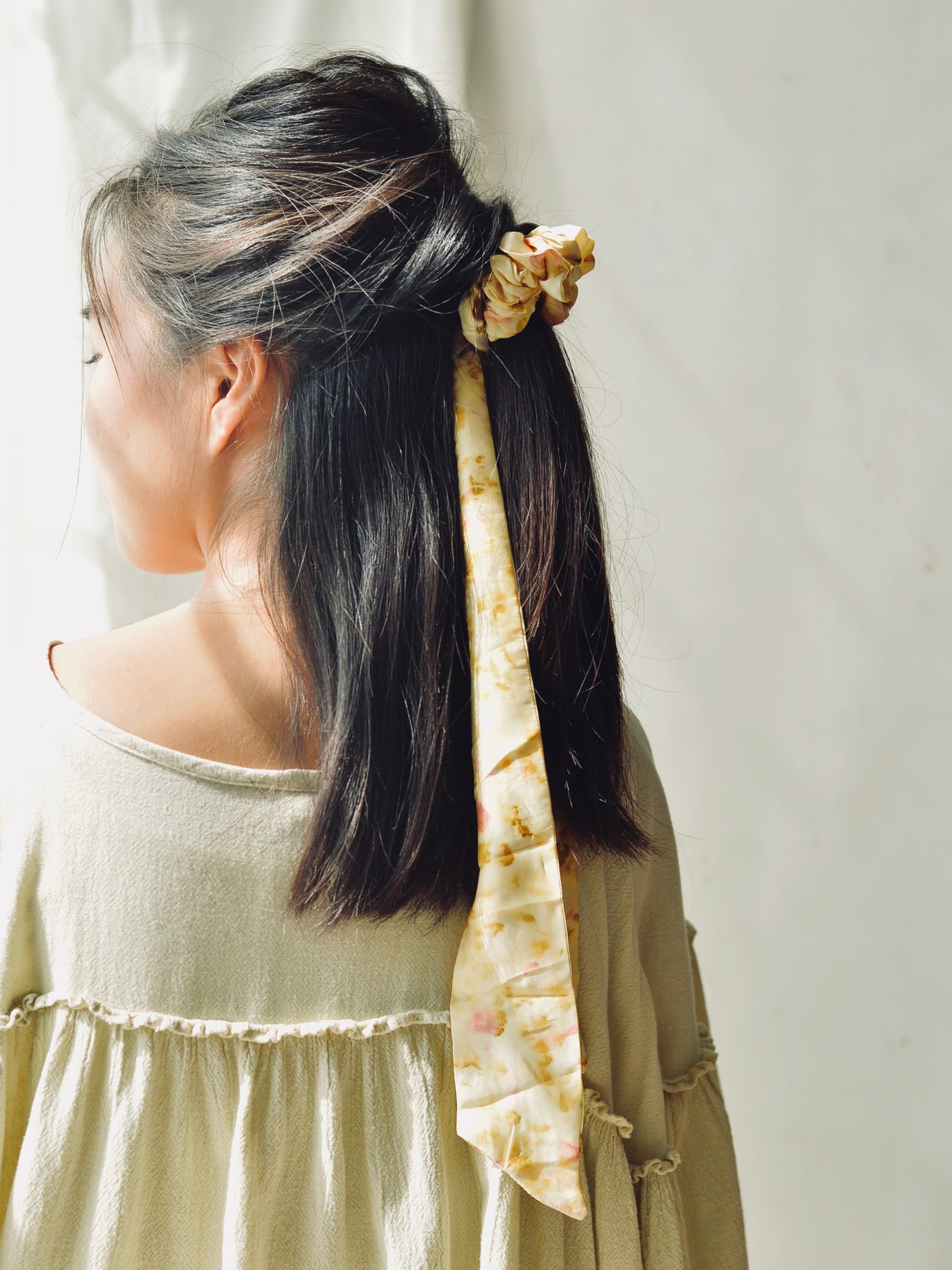 ボタニカルダイ リボンスカーフ付きシュシュ マリーゴールド ヴィーガンシルク