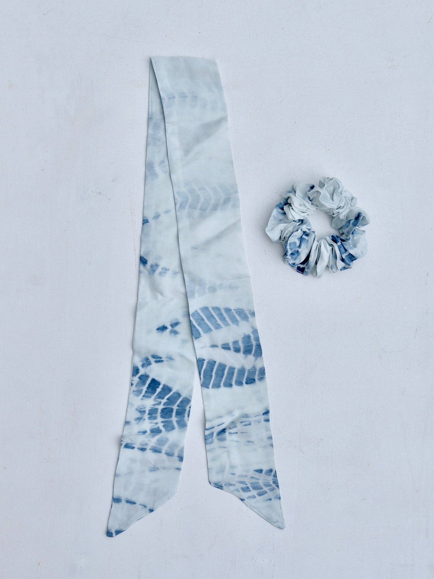 ボタニカルダイ リボンスカーフ付きシュシュ 藍染め ヴィーガンシルク