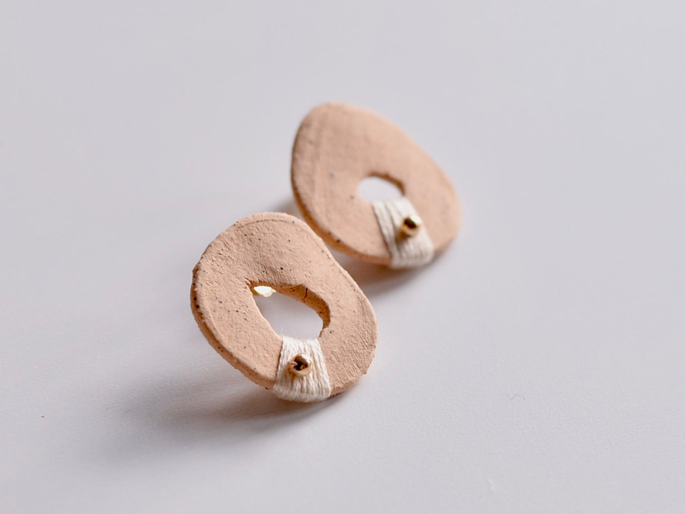 Coco 陶器ピアス white