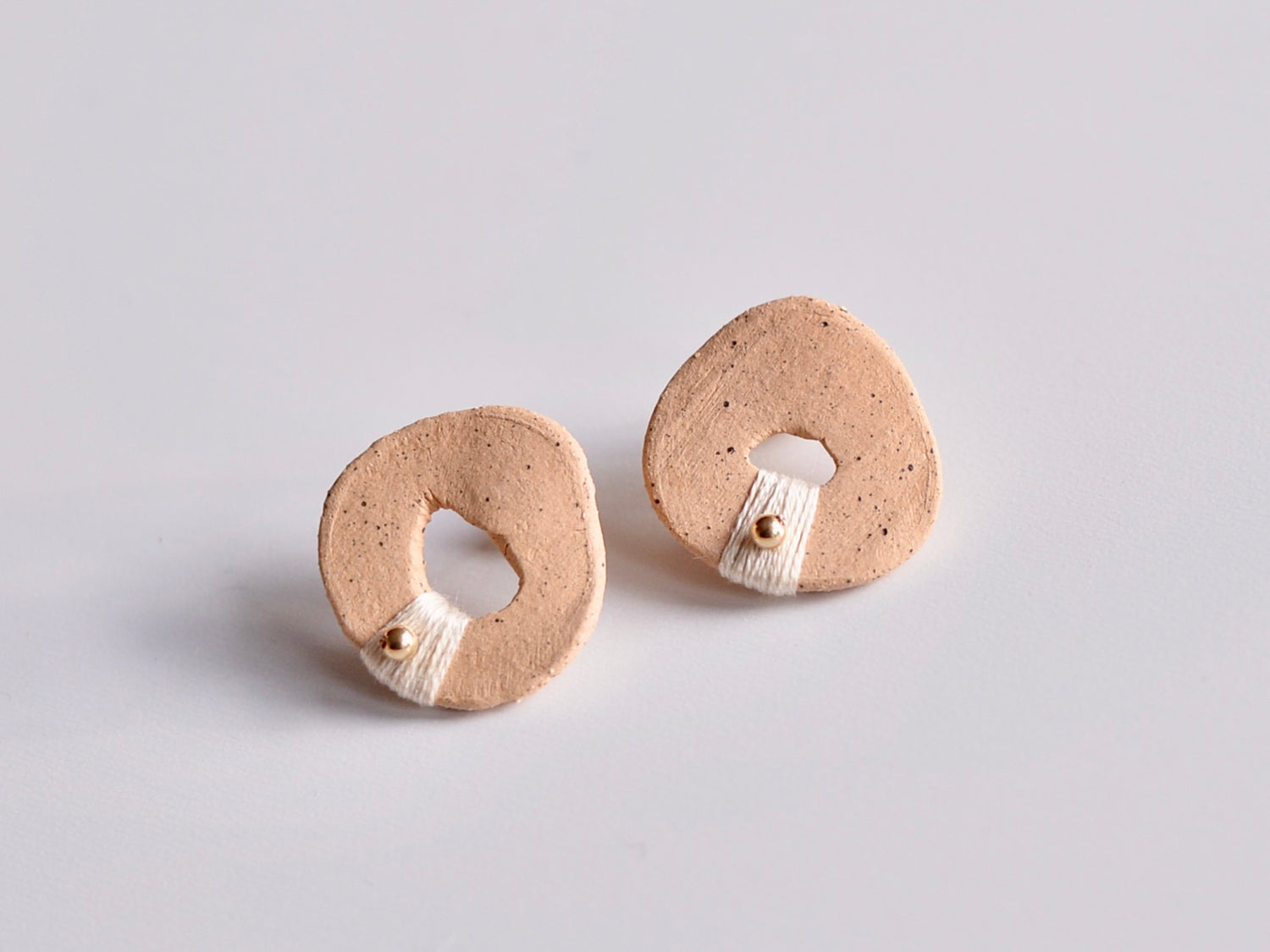 Coco 陶器ピアス white