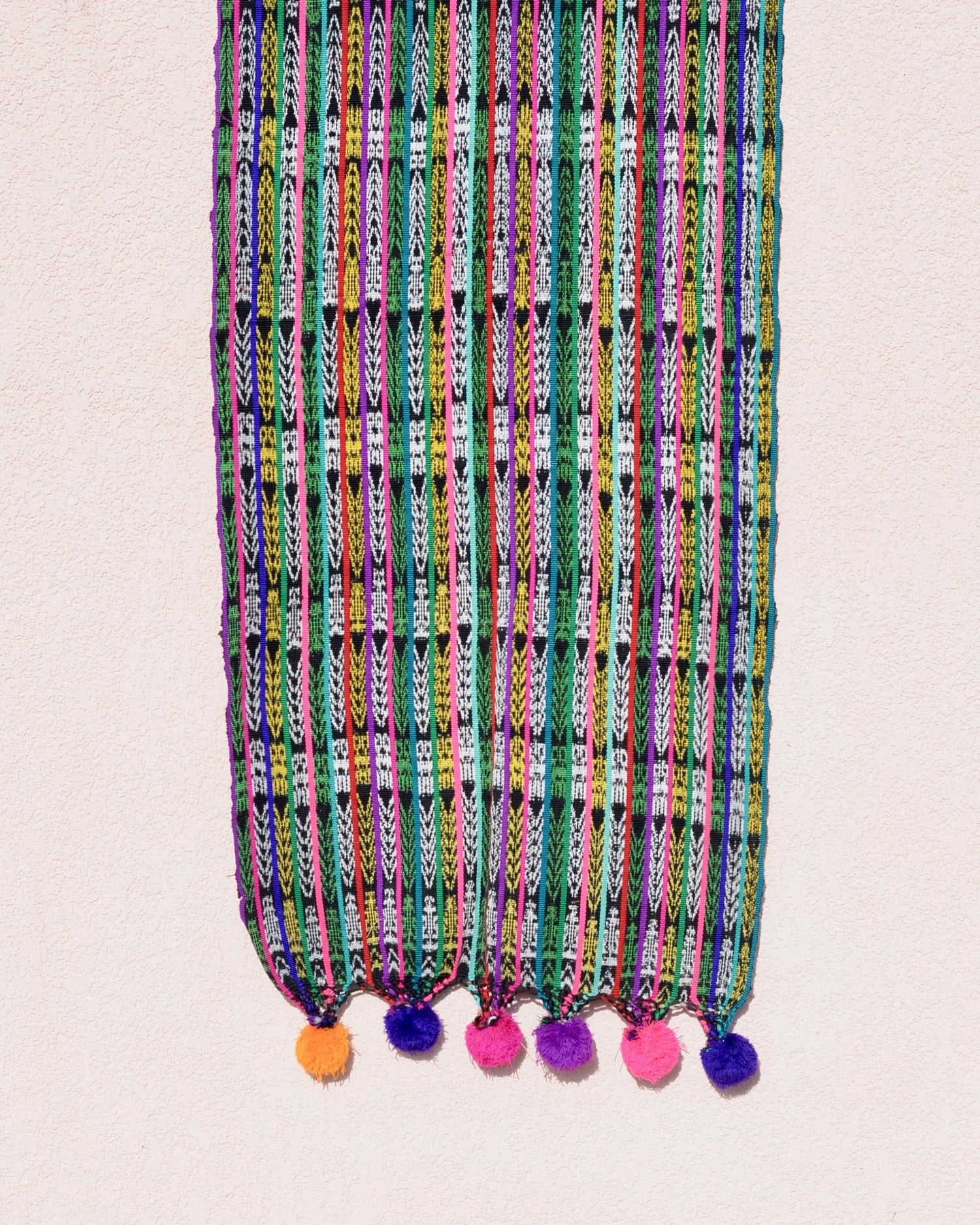 グアテマラの手織り布ポンポンストールペラへ