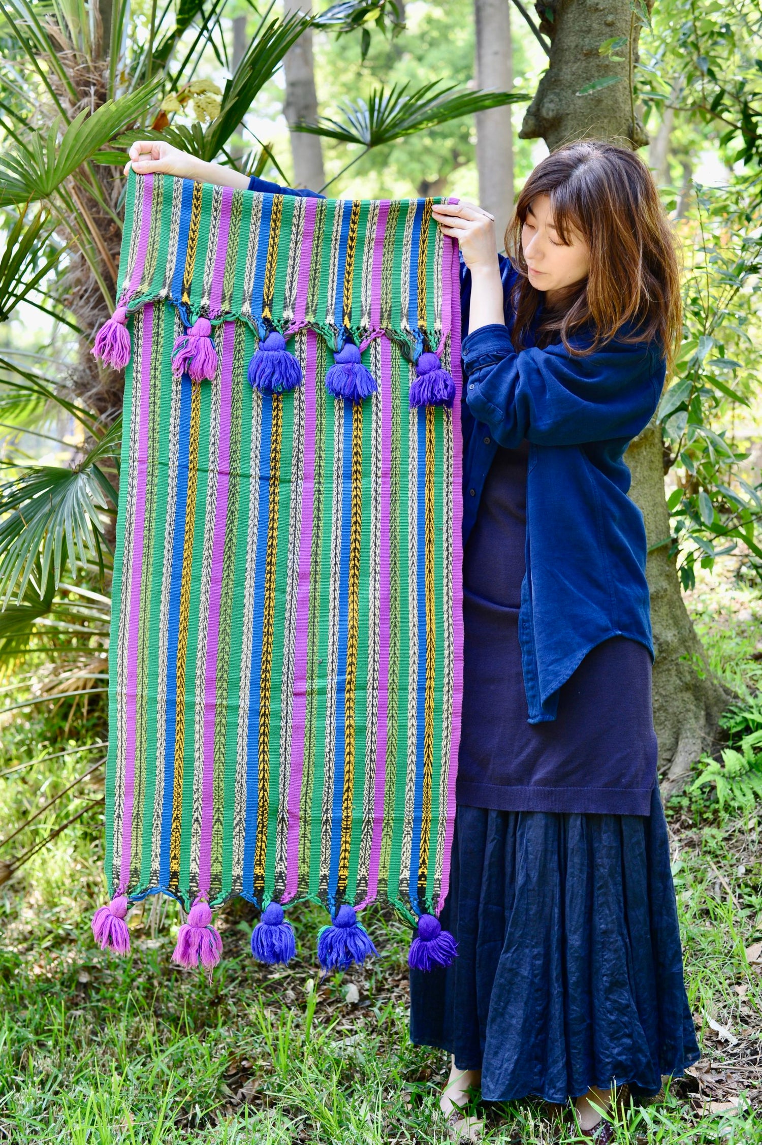 グアテマラの手織り布ポンポンストールペラへ