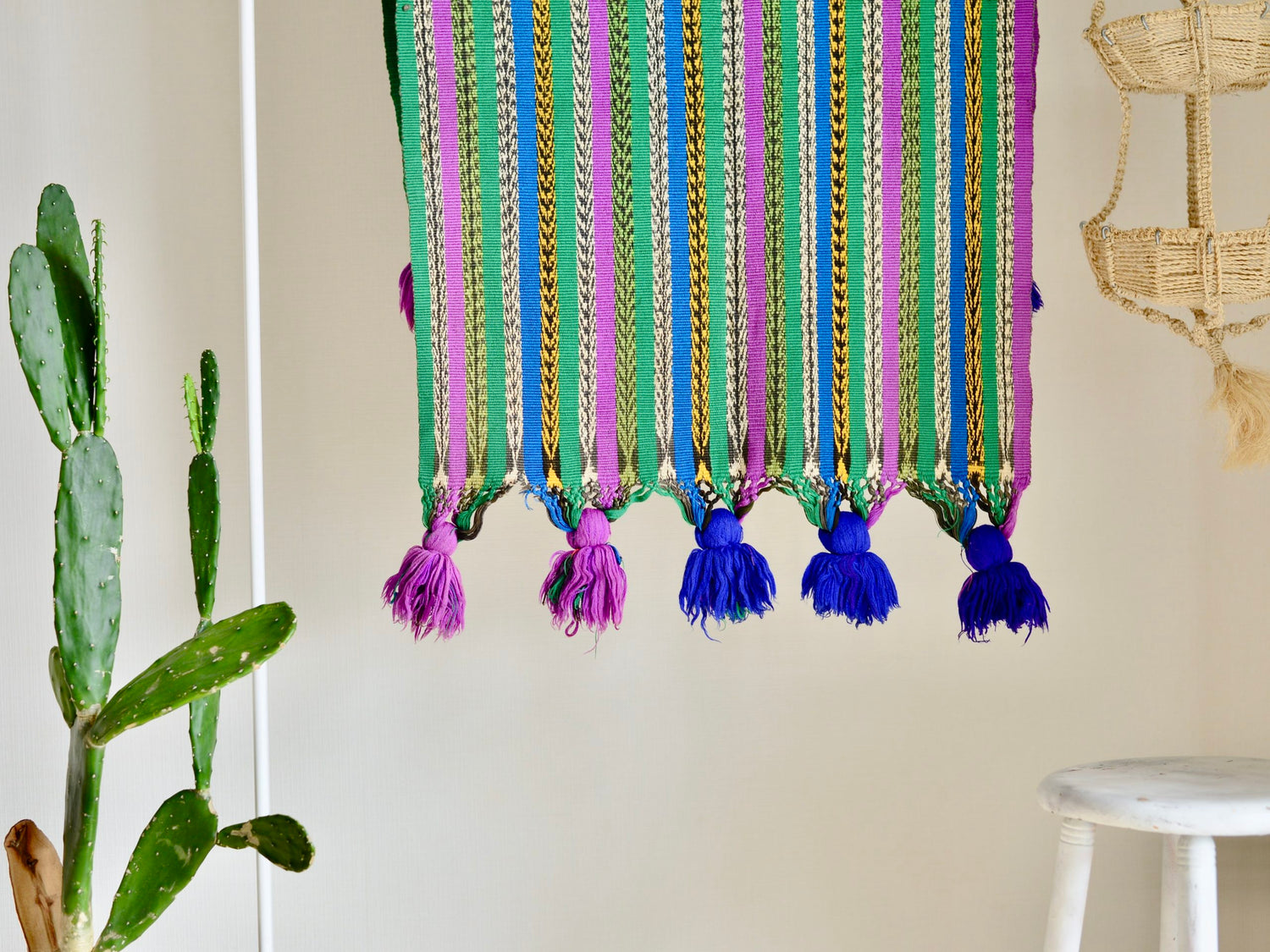 グアテマラの手織り布ポンポンストールペラへ