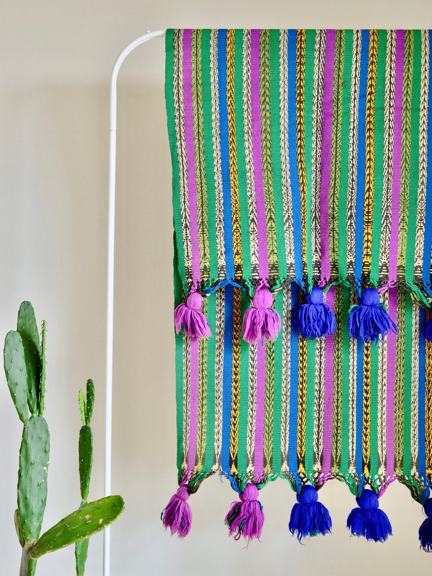 グアテマラの手織り布ポンポンストールペラへ