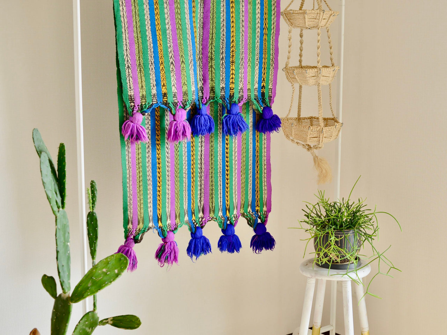 グアテマラの手織り布ポンポンストールペラへ