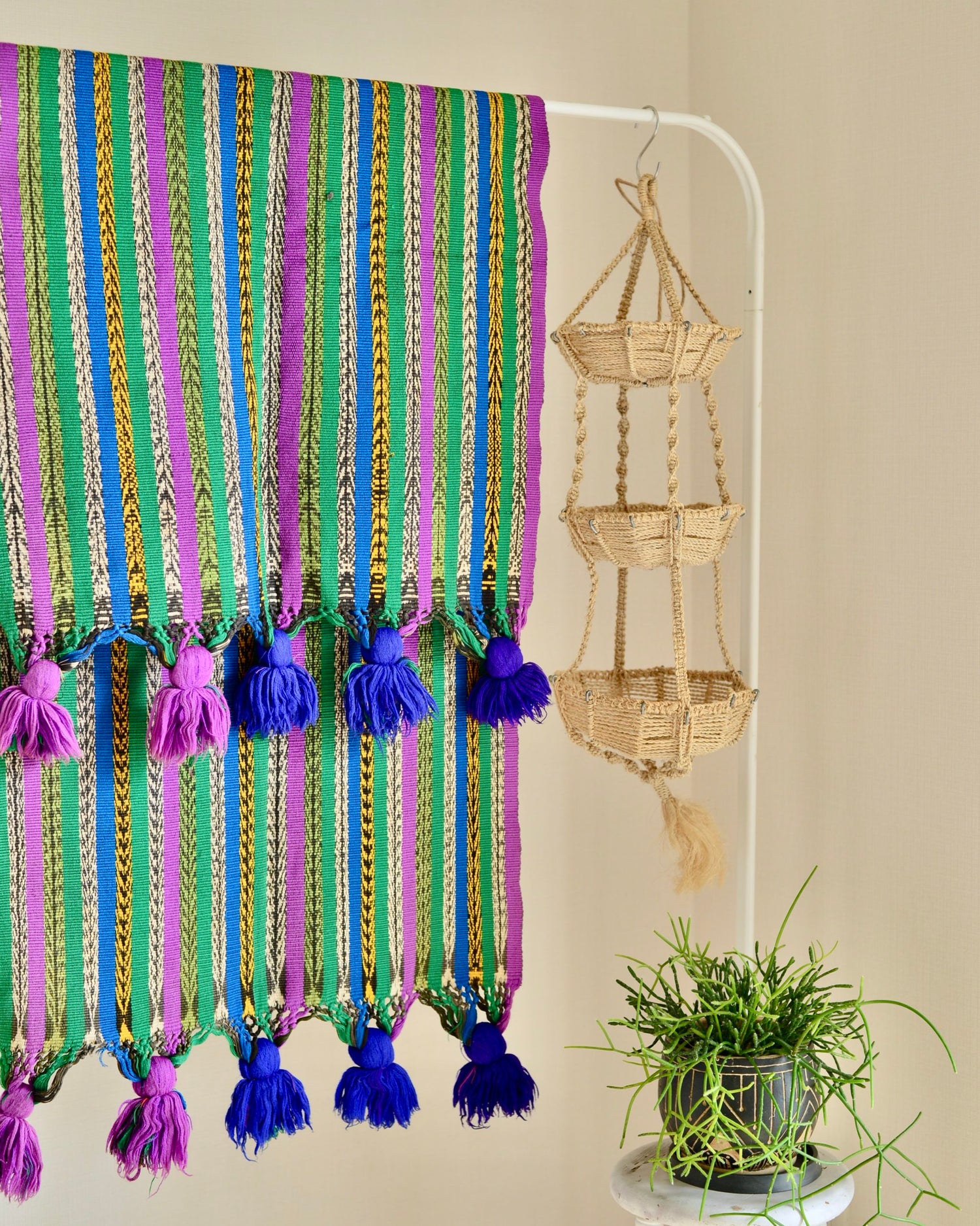 グアテマラの手織り布ポンポンストールペラへ