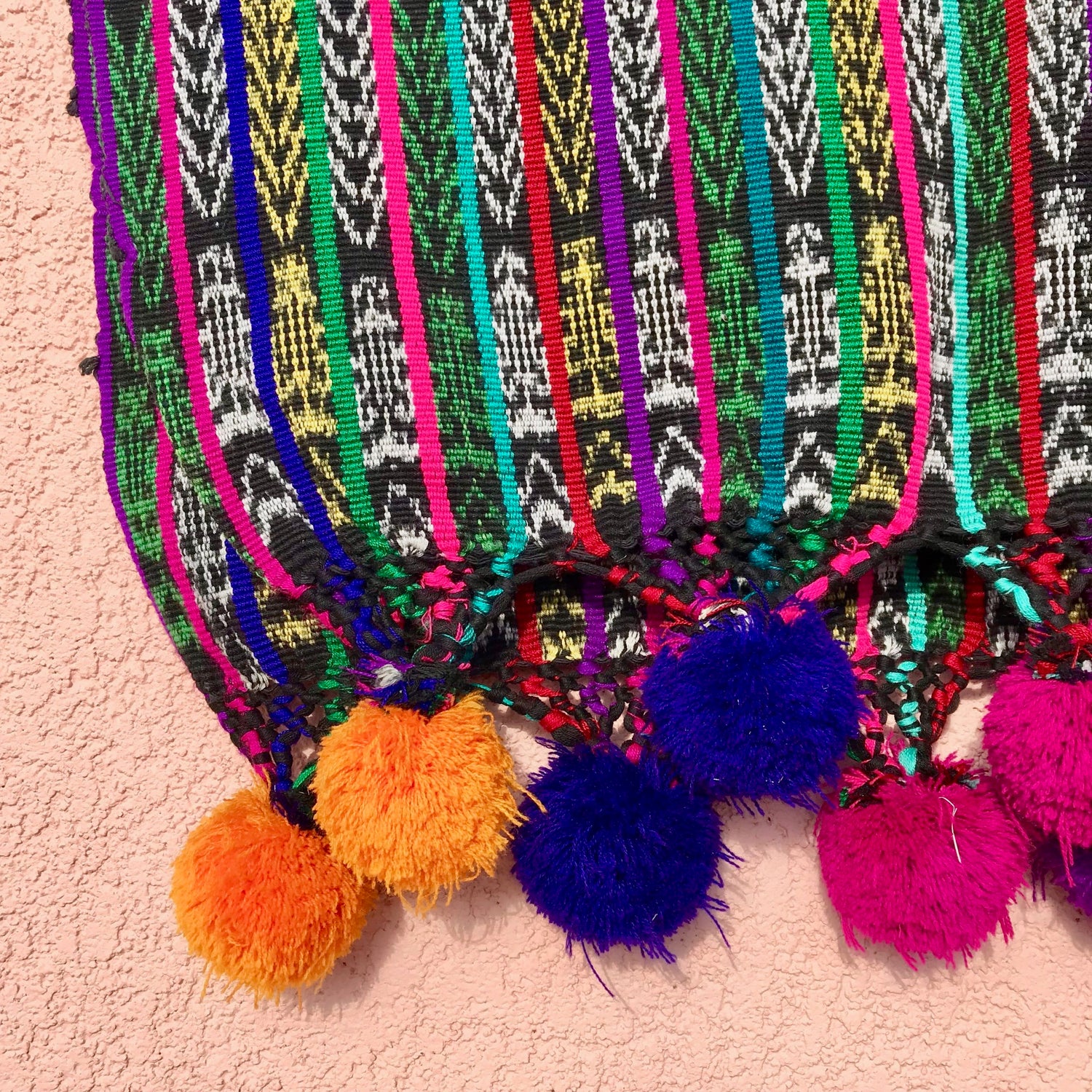 グアテマラの手織り布ポンポンストールペラへ