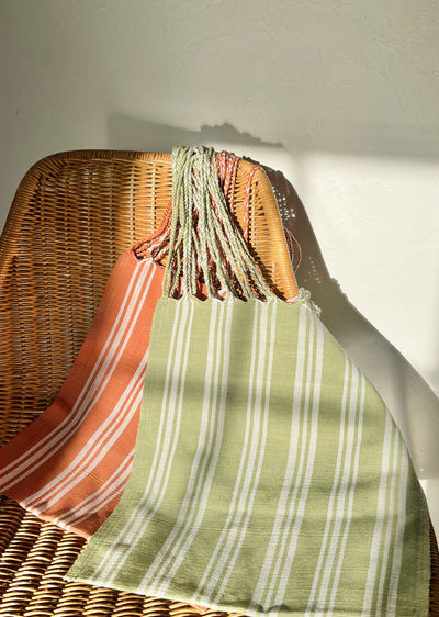 メキシコ、ララインサール村の手織りのトートバッグ。