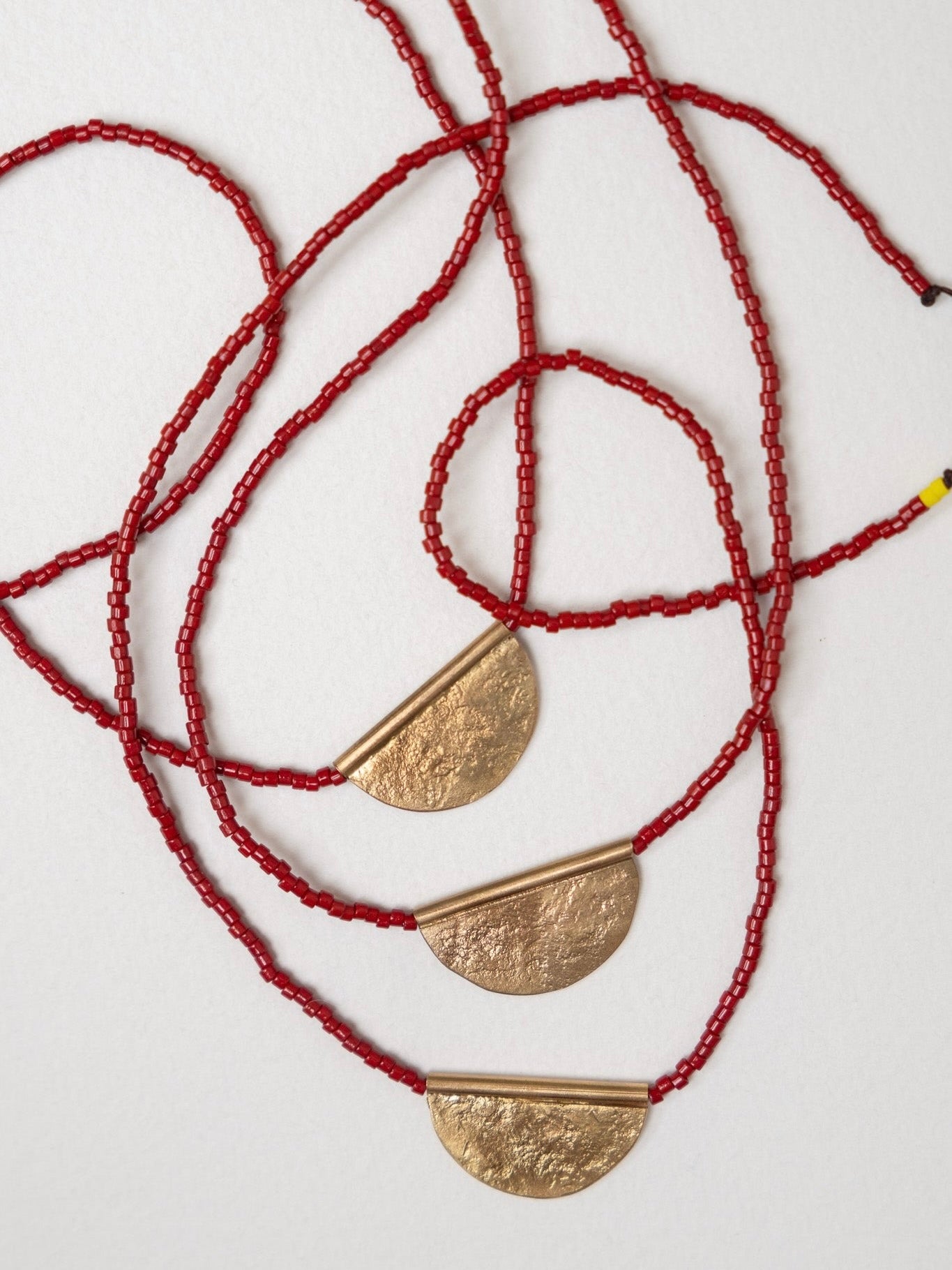 赤い三日月ペンダントネックレス