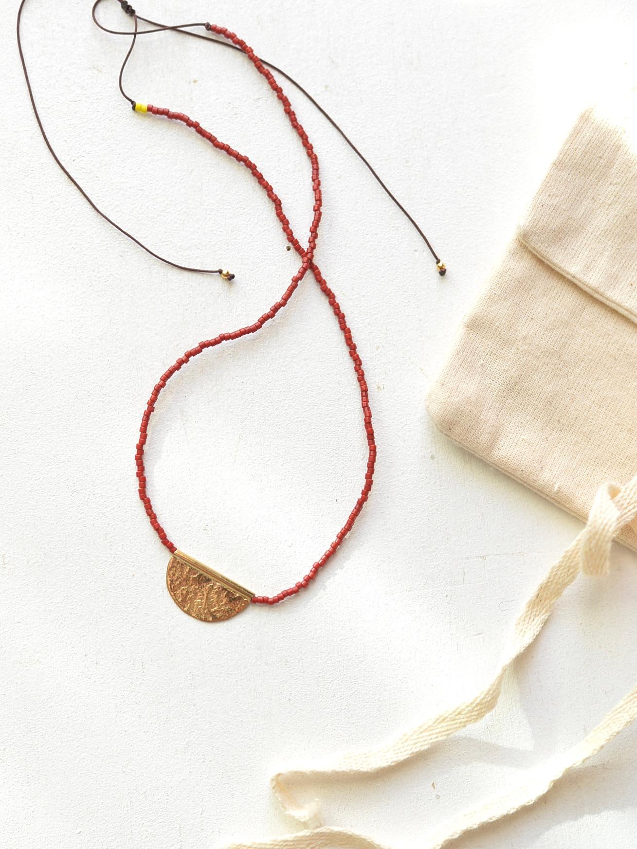 赤い三日月ペンダントネックレス