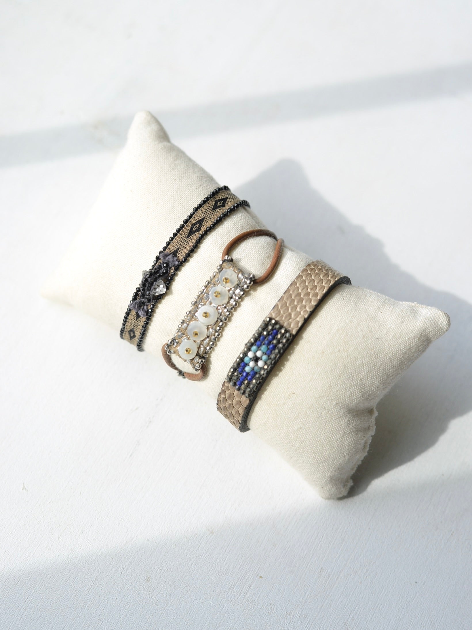 ビーズ刺繍 レザーブレスレット – NOZZI BAZZAR