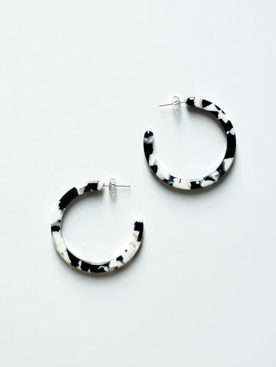 Sustainable hoop earrings NORA Black + White 