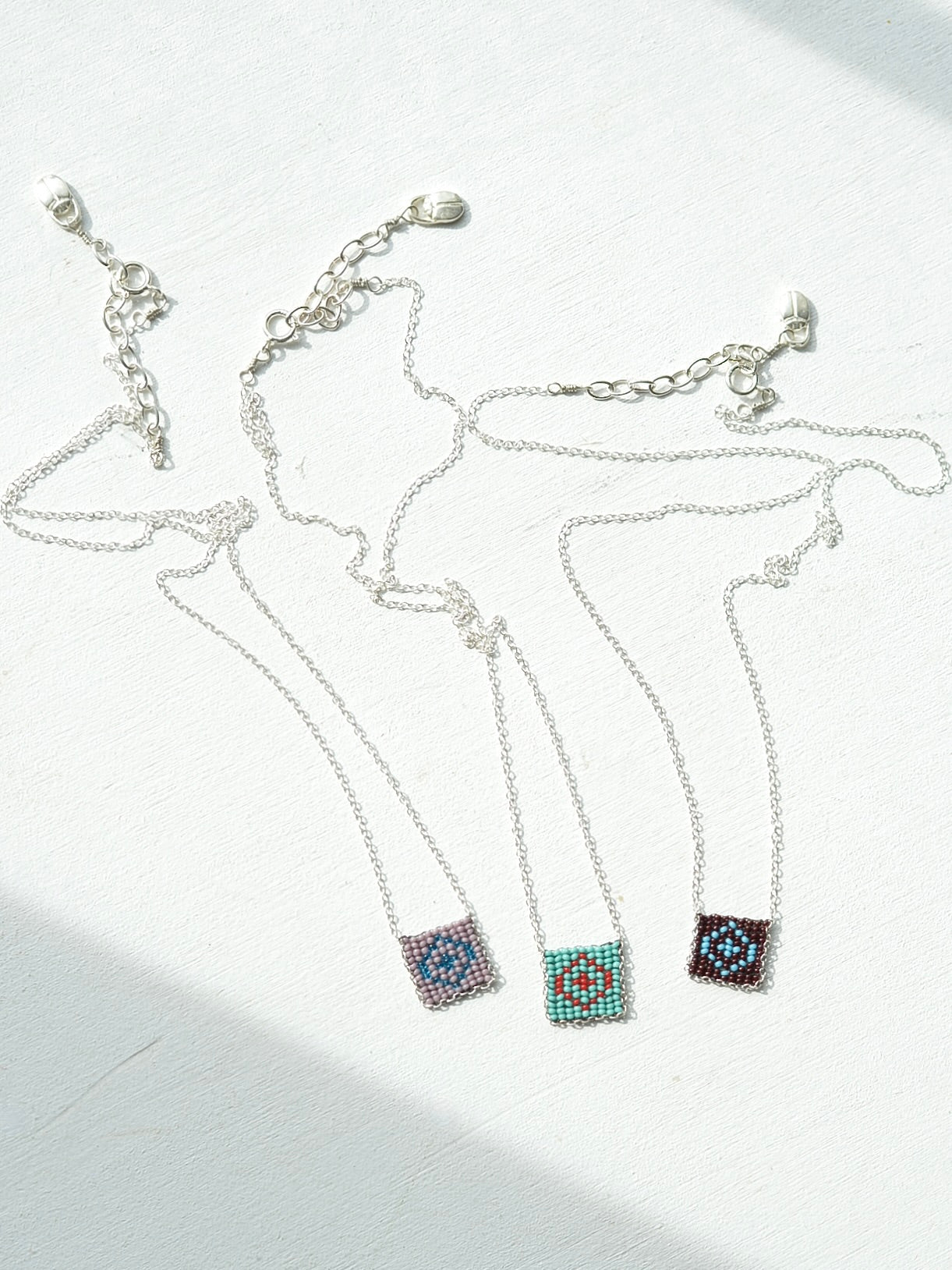 ビーズ刺繍 シルバー ネックレス