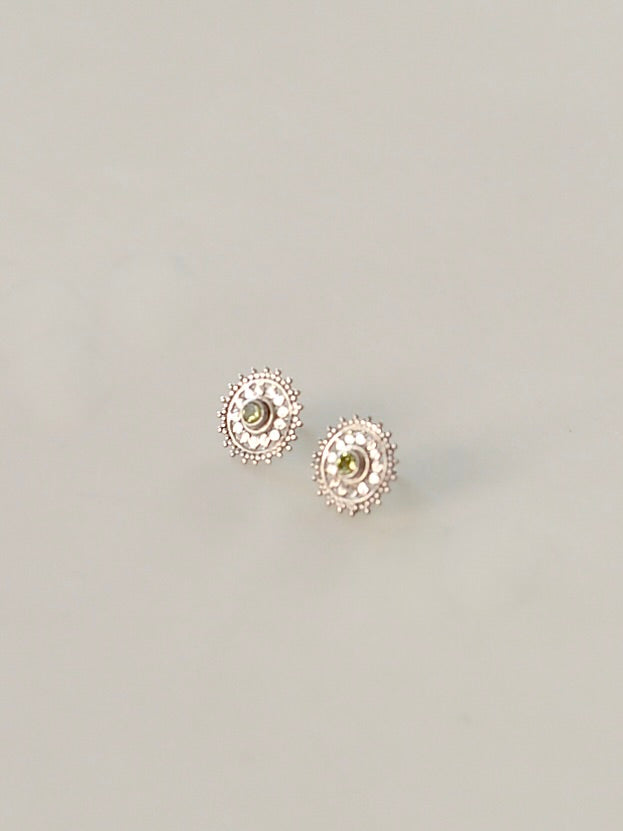 シルバーとペリドットの曼荼羅ピアス
