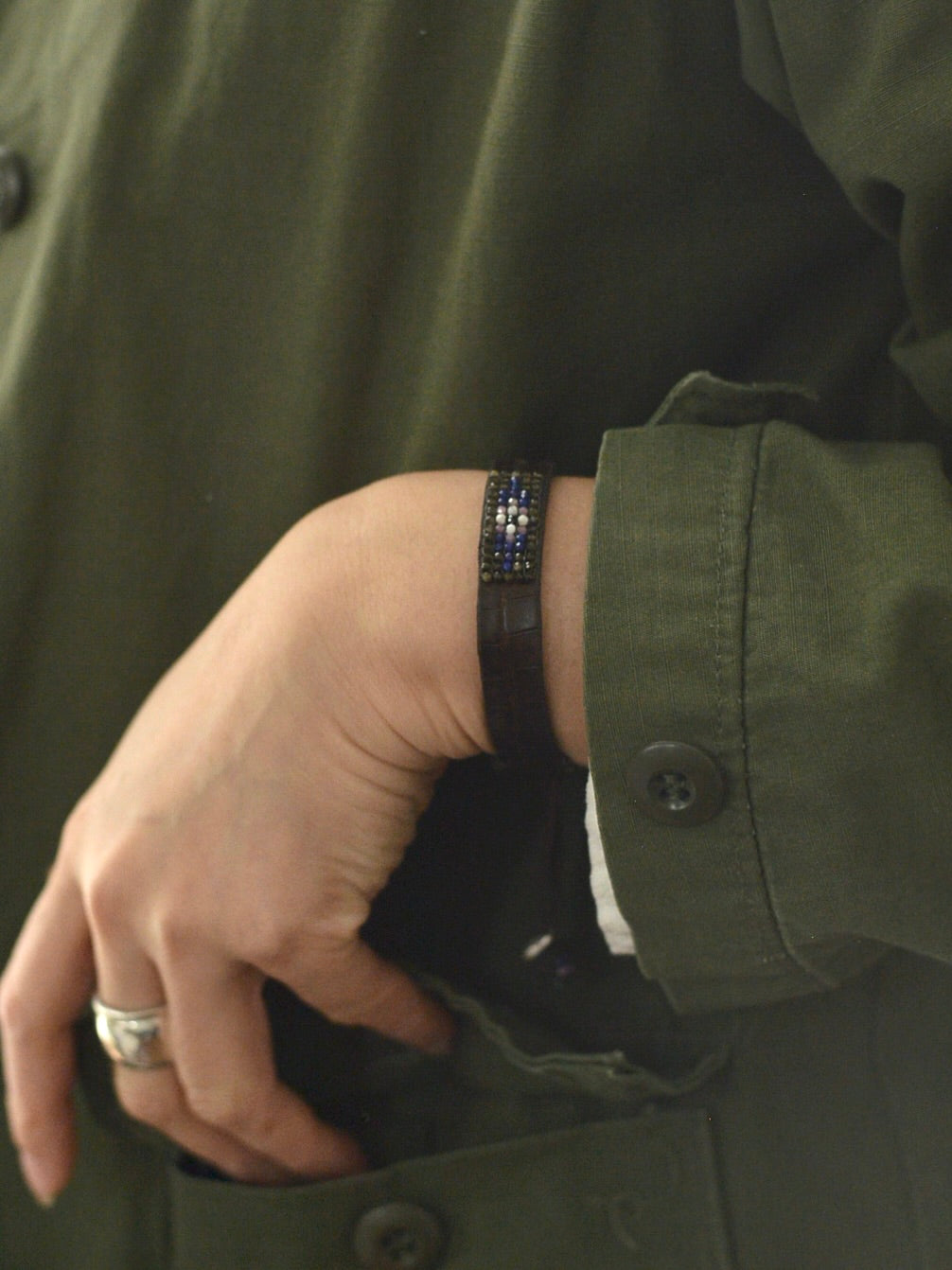 ビーズ刺繍 レザーブレスレット