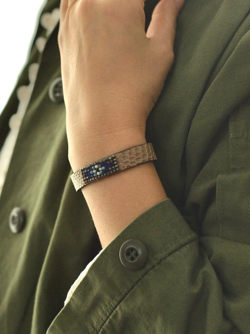 ビーズ刺繍 レザーブレスレット