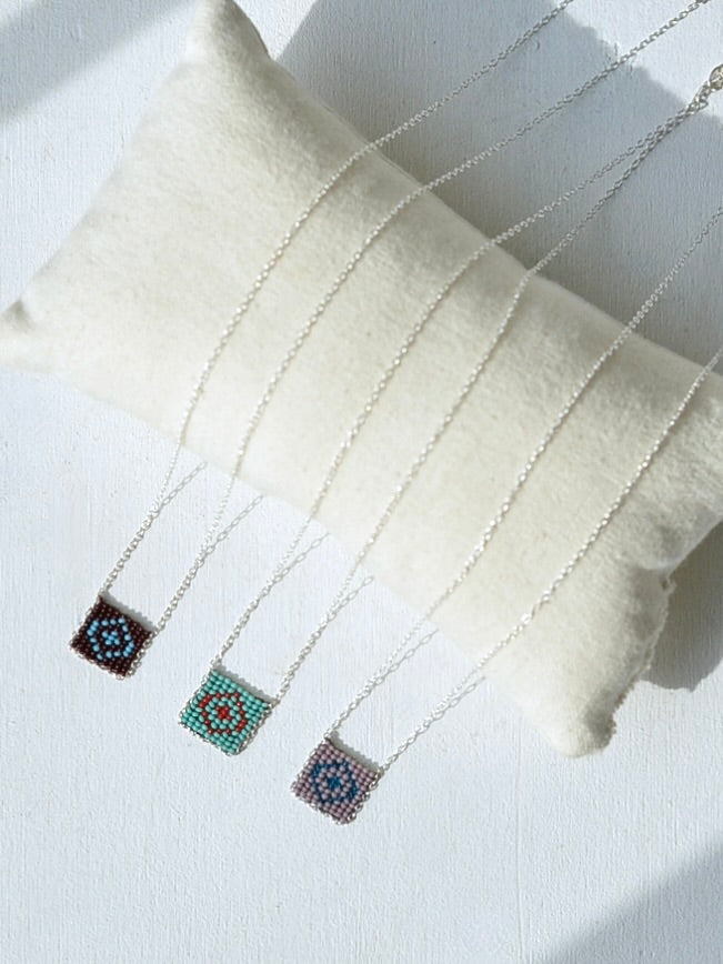 ビーズ刺繍 シルバー ネックレス