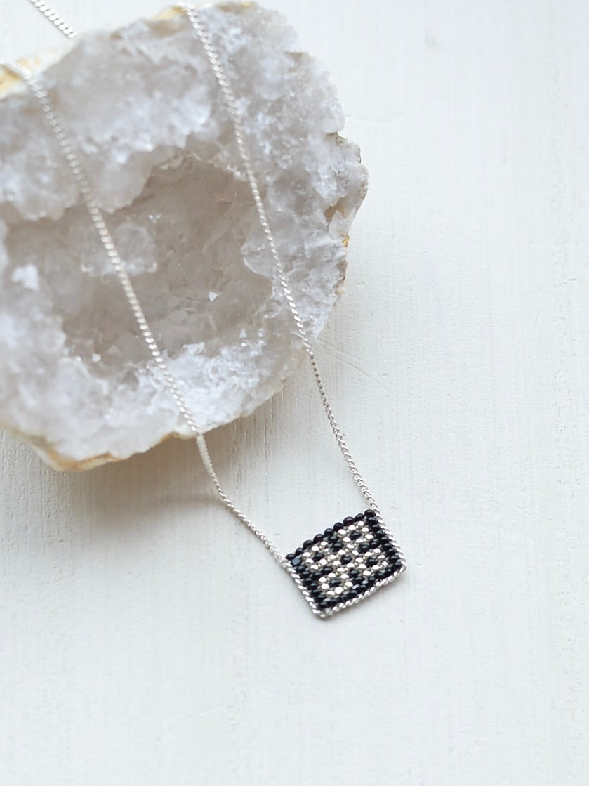 ビーズ刺繍 シルバー ネックレス tapete