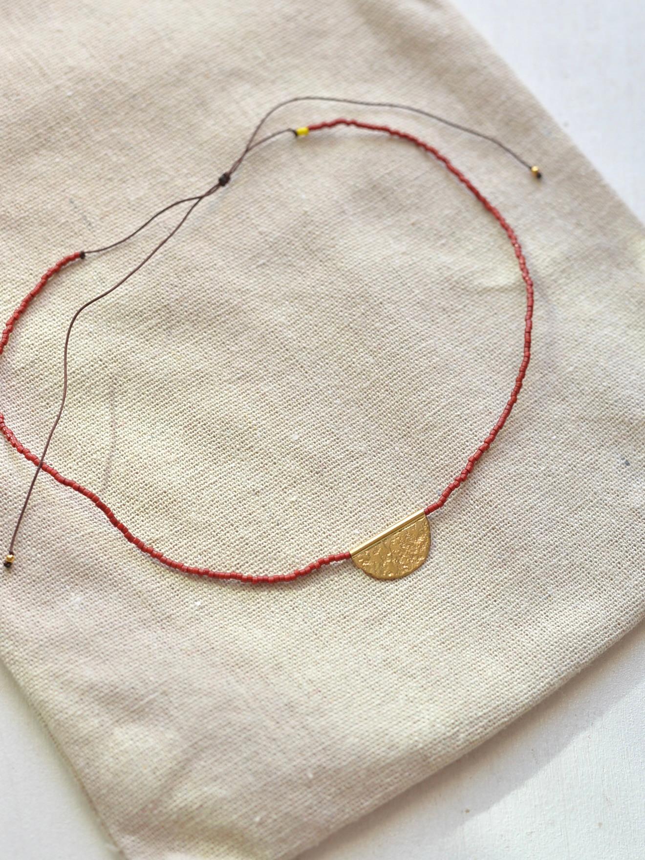 赤い三日月ペンダントネックレス