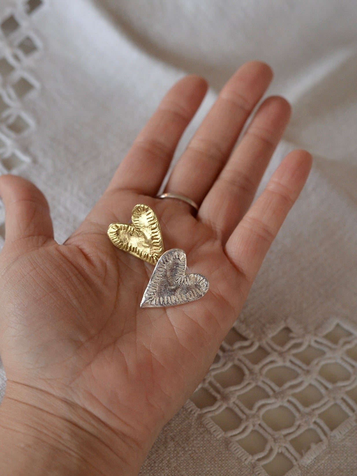 テクスチャーハートピアス シルバー/真鍮