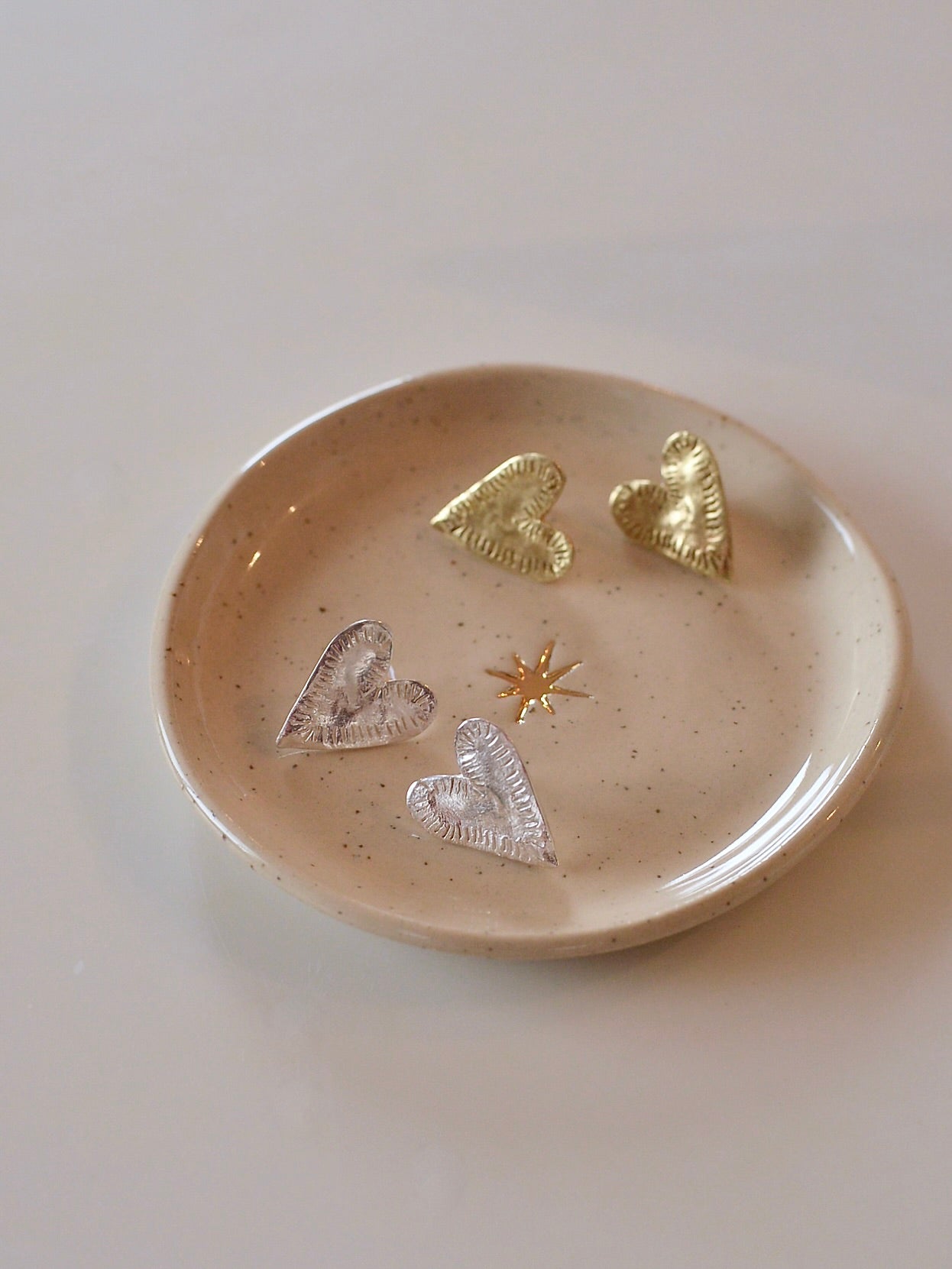 テクスチャーハートピアス シルバー/真鍮