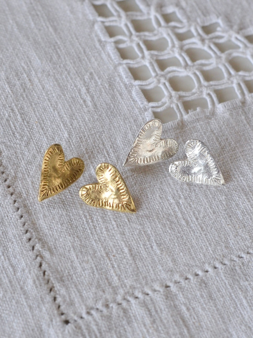 テクスチャーハートピアス シルバー/真鍮