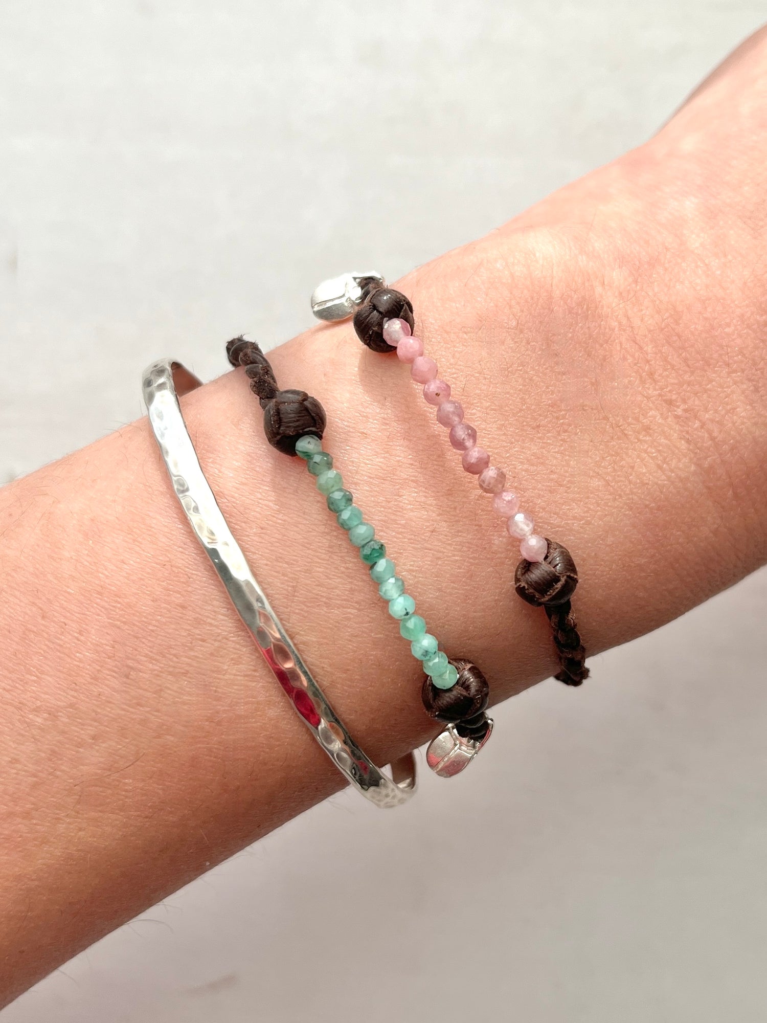 ルビー＆エメラルド レザーブレスレット