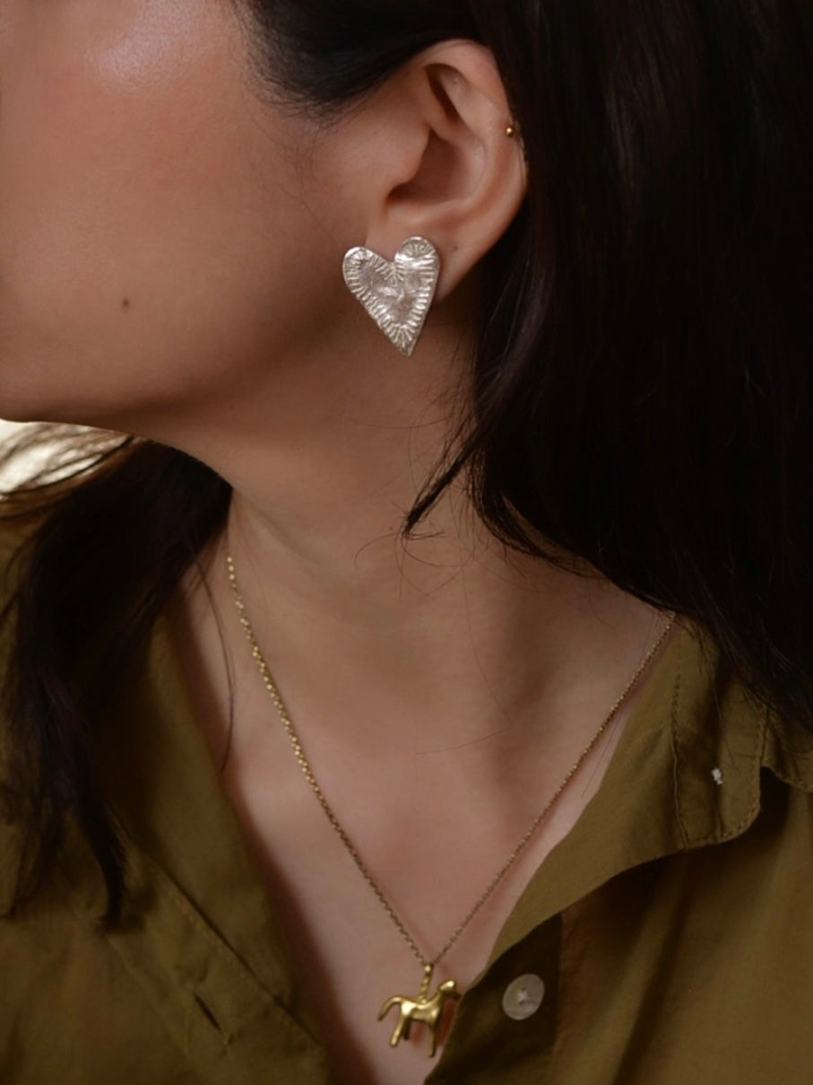 テクスチャーハートピアス シルバー/真鍮